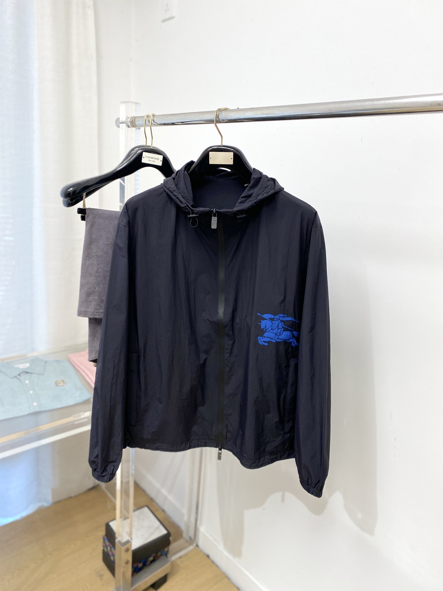 NO:735334,Burberry, 2026 new jacket, fashionable and handsome, simple and versatile, with logo embroidery on the bottom, customized original fabric, not only crisp and trendy silhouette, but also comfortable to wear, more delicate yarn, size S-2XL,,burberry,jackets & coats,jackets & coats,19860909巴宝莉、2026新品夹克外套,时尚帅气,简约百搭款,衣下刺绣装饰图案logo,定制原版面料,不仅挺括,保持潮流的廓形,又穿着舒适,纱织更细腻,码数S-2XL,,burberry,jackets & coats,jackets & coats,,Men's clothing