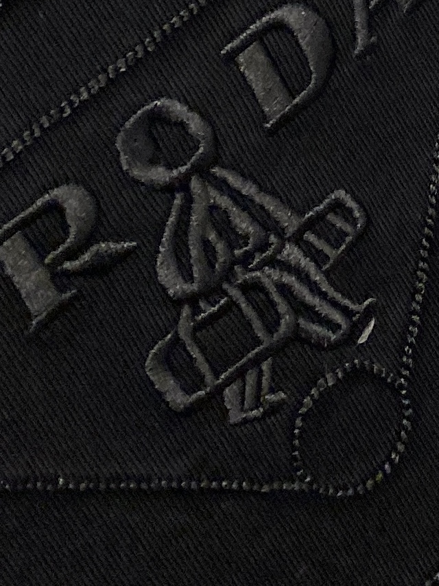 普拉达、2025新品短袖T恤，帅气时尚，简约百搭款。胸前精致刺绣图案字母logo，面料棉 不仅挺括，保持