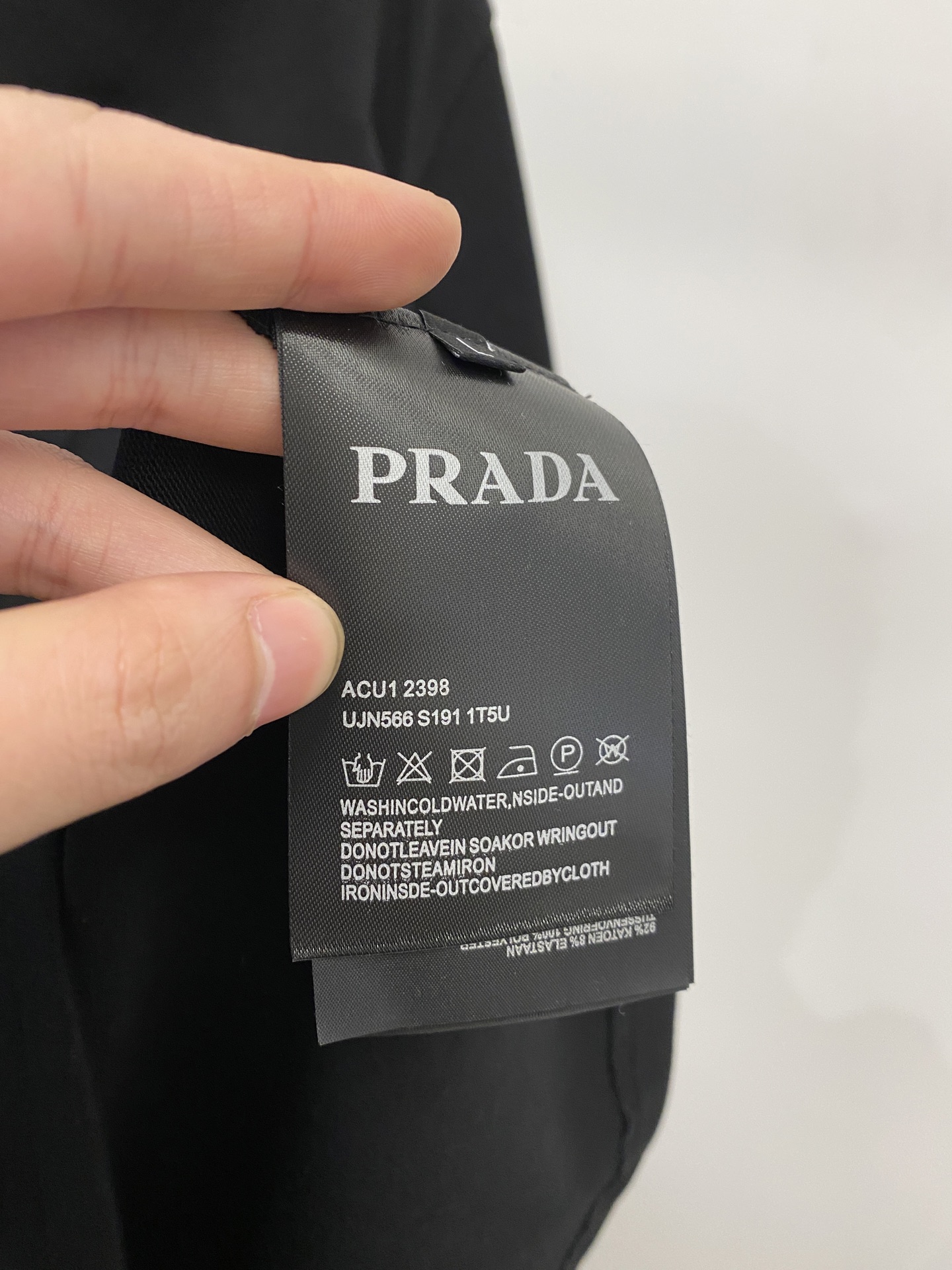 普拉达、2025新品短袖T恤，帅气时尚，简约百搭款。胸前精致刺绣图案字母logo，面料棉 不仅挺括，保持