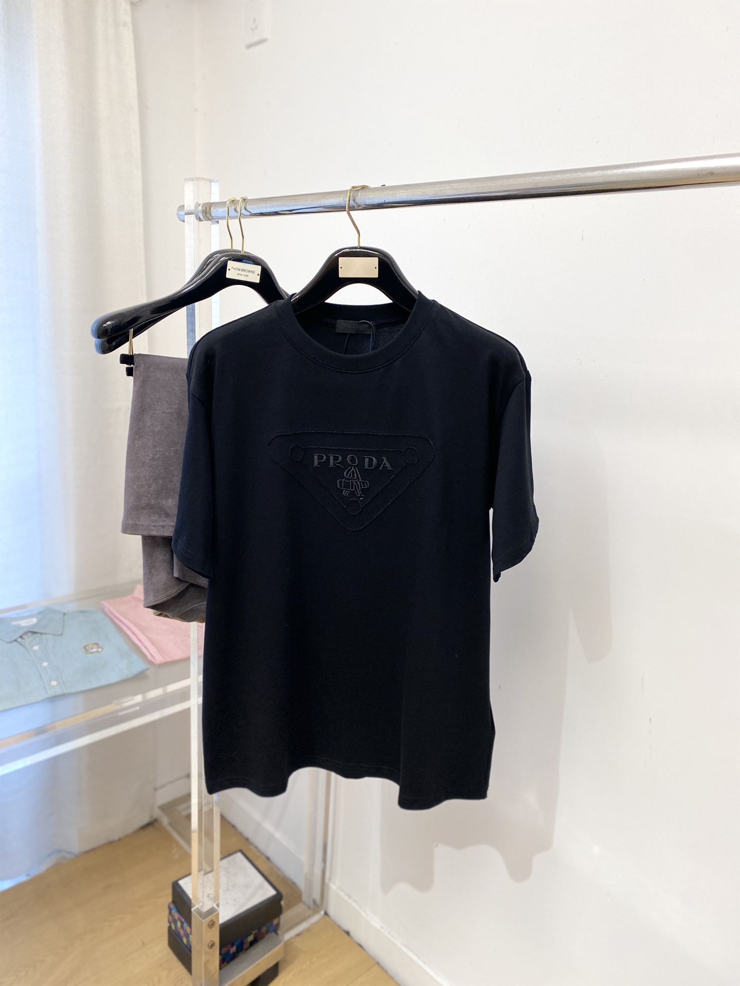 普拉达、2025新品短袖T恤，帅气时尚，简约百搭款。胸前精致刺绣图案字母logo，面料棉 不仅挺括，保持