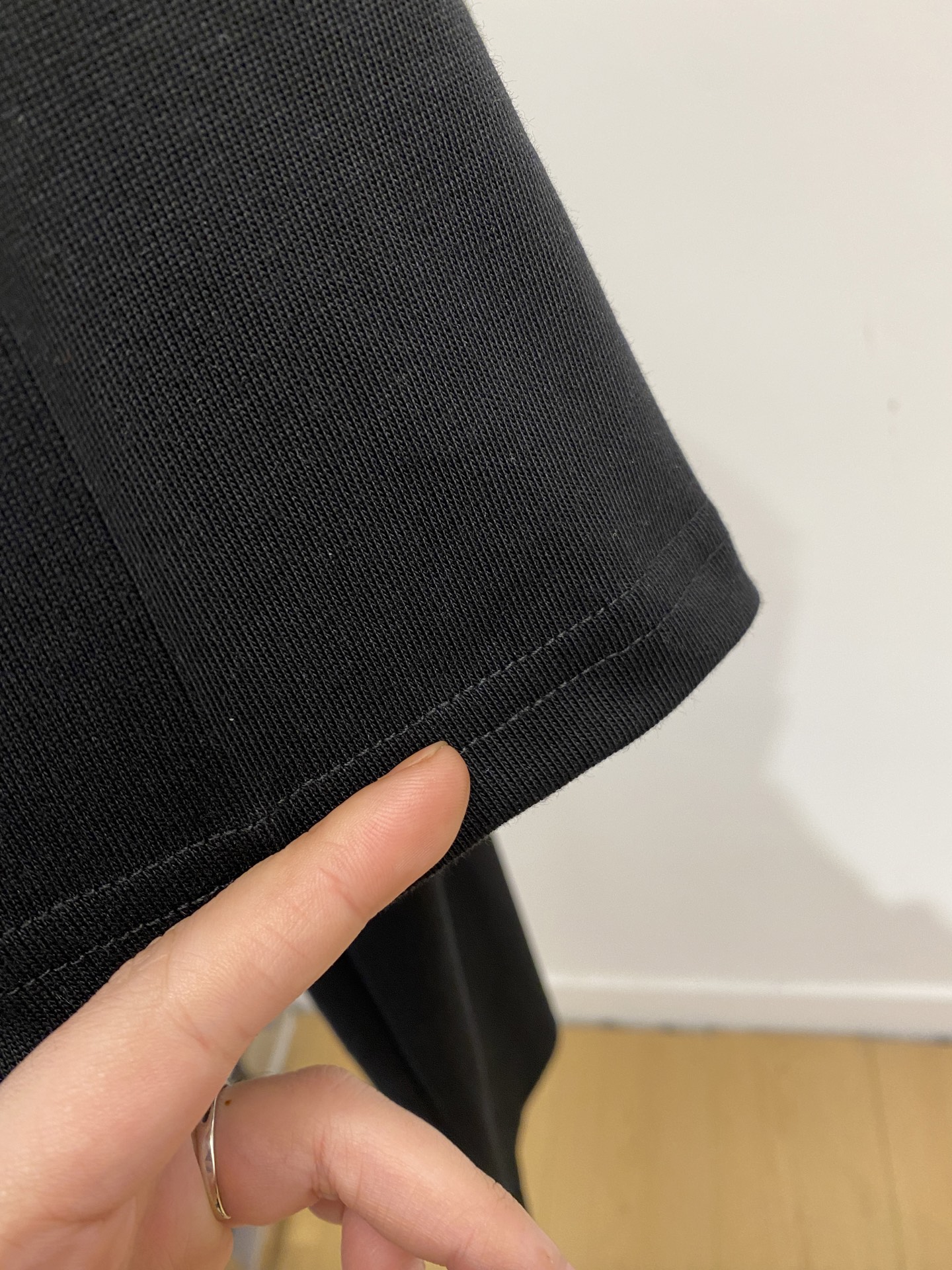 普拉达、2025新品短袖T恤，帅气时尚，简约百搭款。胸前精致刺绣图案字母logo，面料棉 不仅挺括，保持