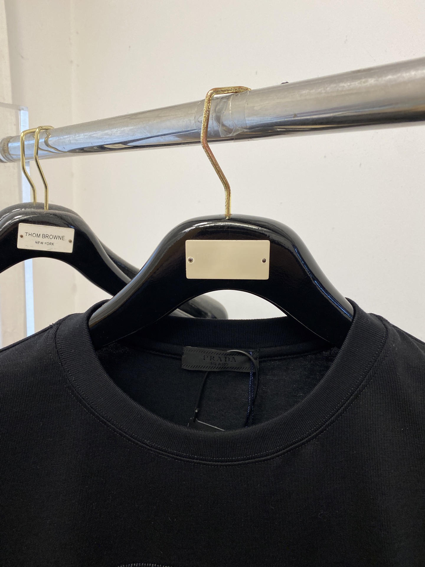 普拉达、2025新品短袖T恤，帅气时尚，简约百搭款。胸前精致刺绣图案字母logo，面料棉 不仅挺括，保持