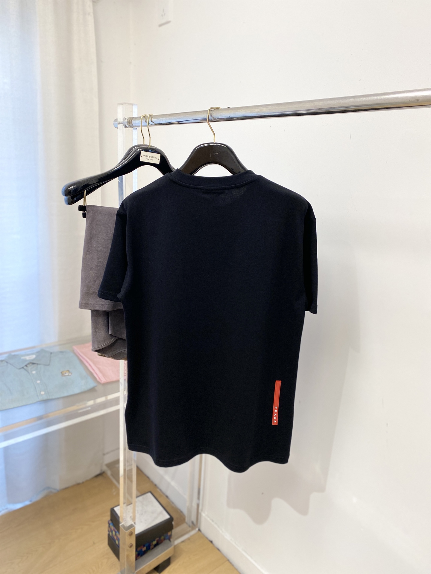 普拉达、2025新品短袖T恤，帅气时尚，简约百搭款。胸前精致刺绣图案字母logo，面料棉 不仅挺括，保持