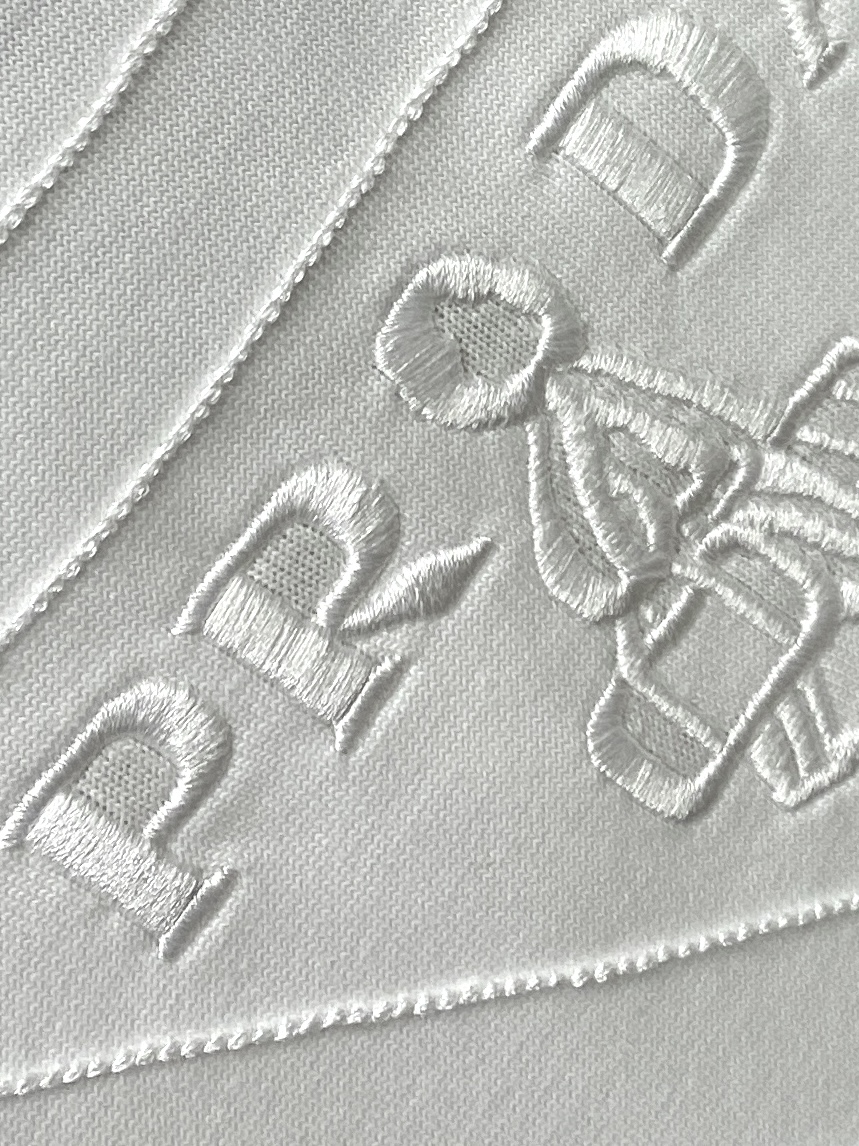 普拉达、2025新品短袖T恤，帅气时尚，简约百搭款。胸前精致刺绣图案字母logo，面料棉 不仅挺括，保持