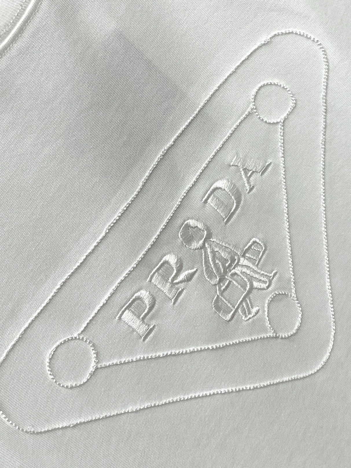 普拉达、2025新品短袖T恤，帅气时尚，简约百搭款。胸前精致刺绣图案字母logo，面料棉 不仅挺括，保持