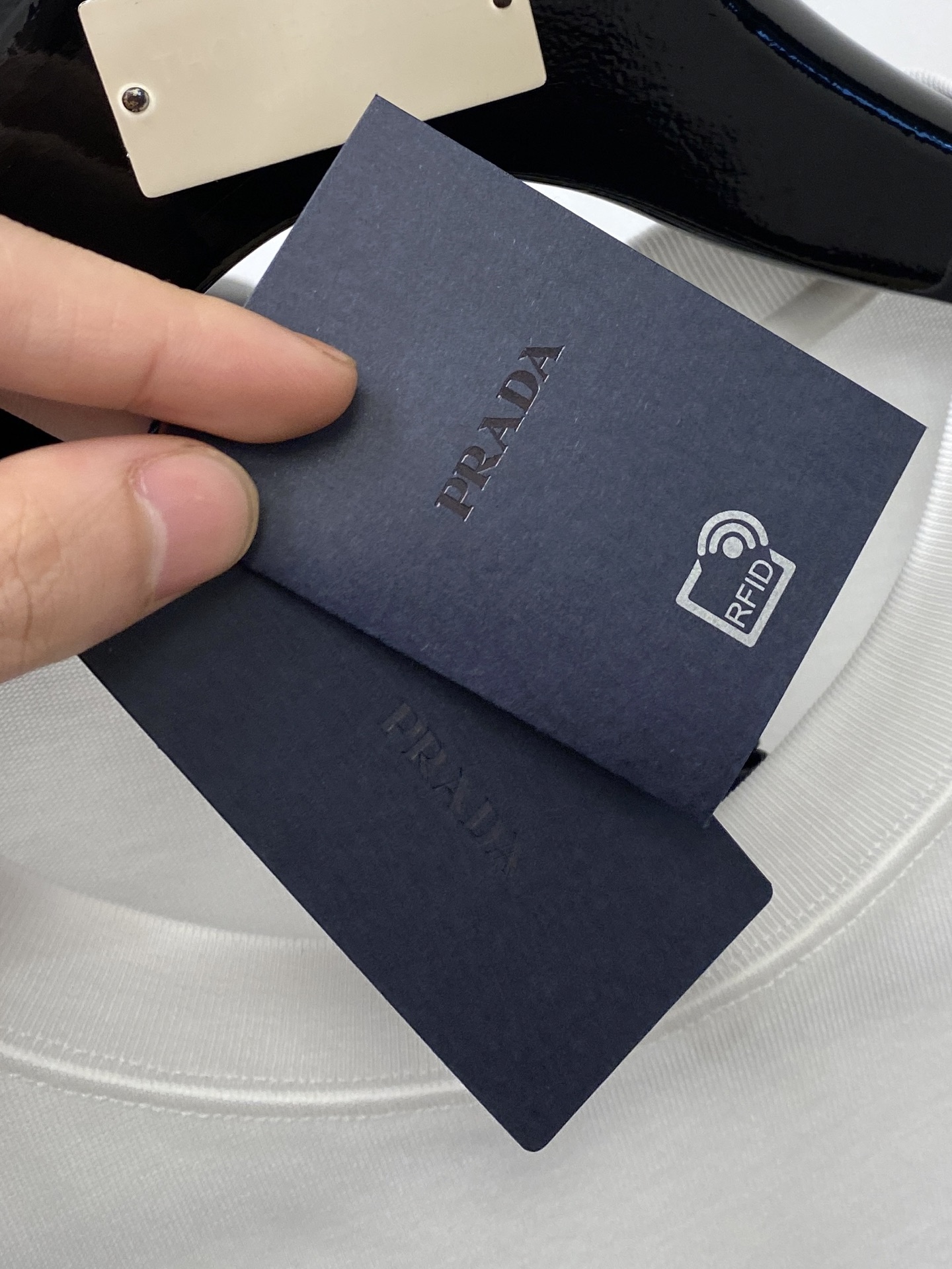 普拉达、2025新品短袖T恤，帅气时尚，简约百搭款。胸前精致刺绣图案字母logo，面料棉 不仅挺括，保持