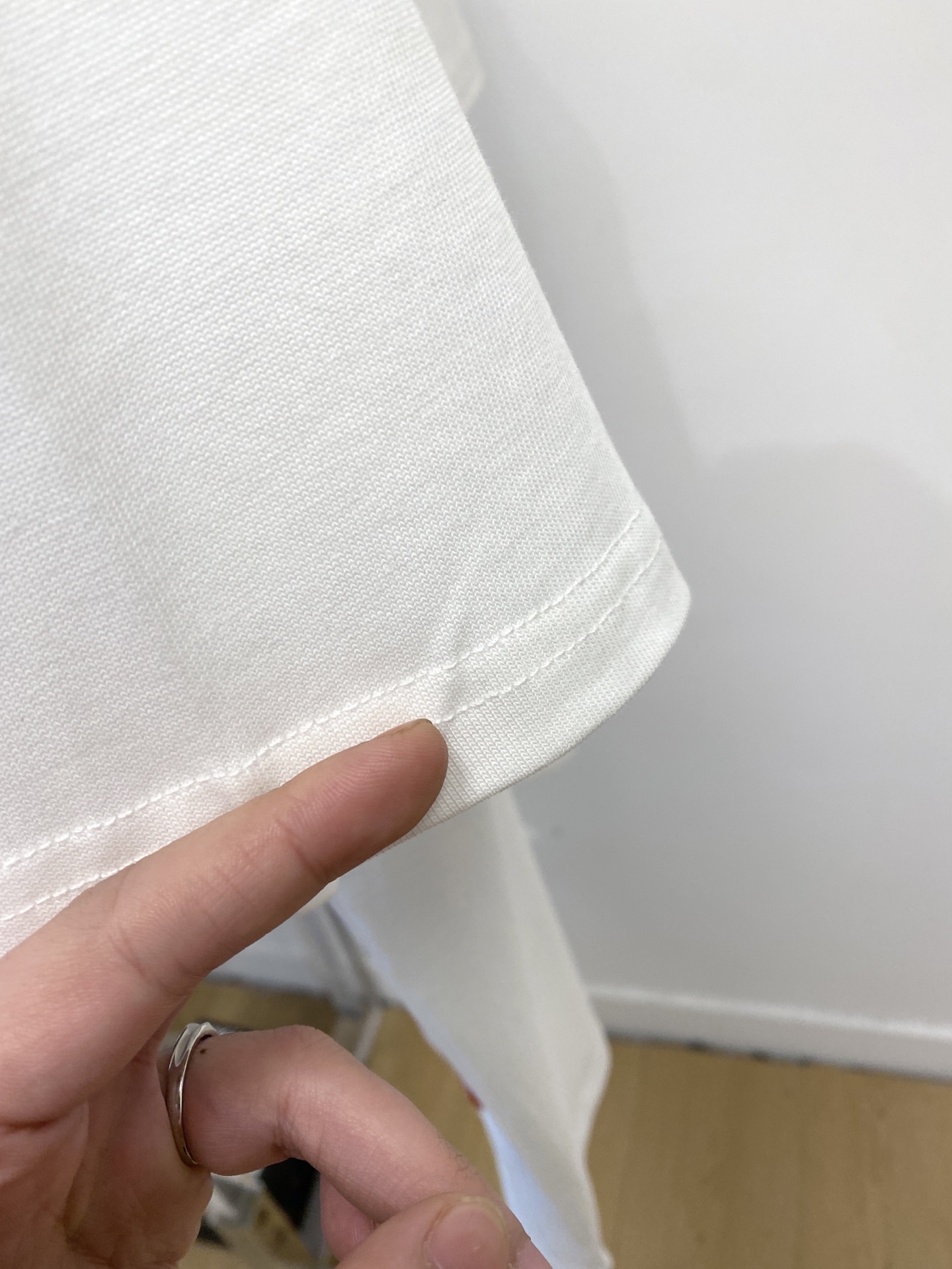 普拉达、2025新品短袖T恤，帅气时尚，简约百搭款。胸前精致刺绣图案字母logo，面料棉 不仅挺括，保持