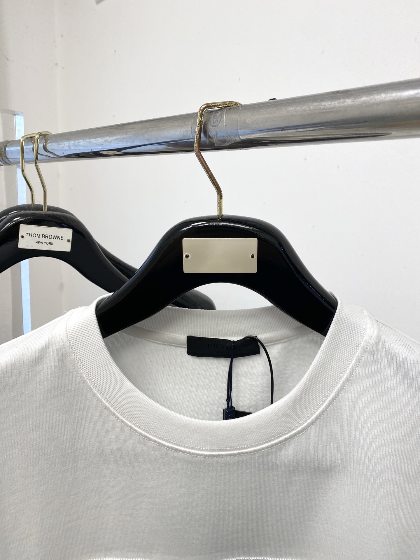 普拉达、2025新品短袖T恤，帅气时尚，简约百搭款。胸前精致刺绣图案字母logo，面料棉 不仅挺括，保持