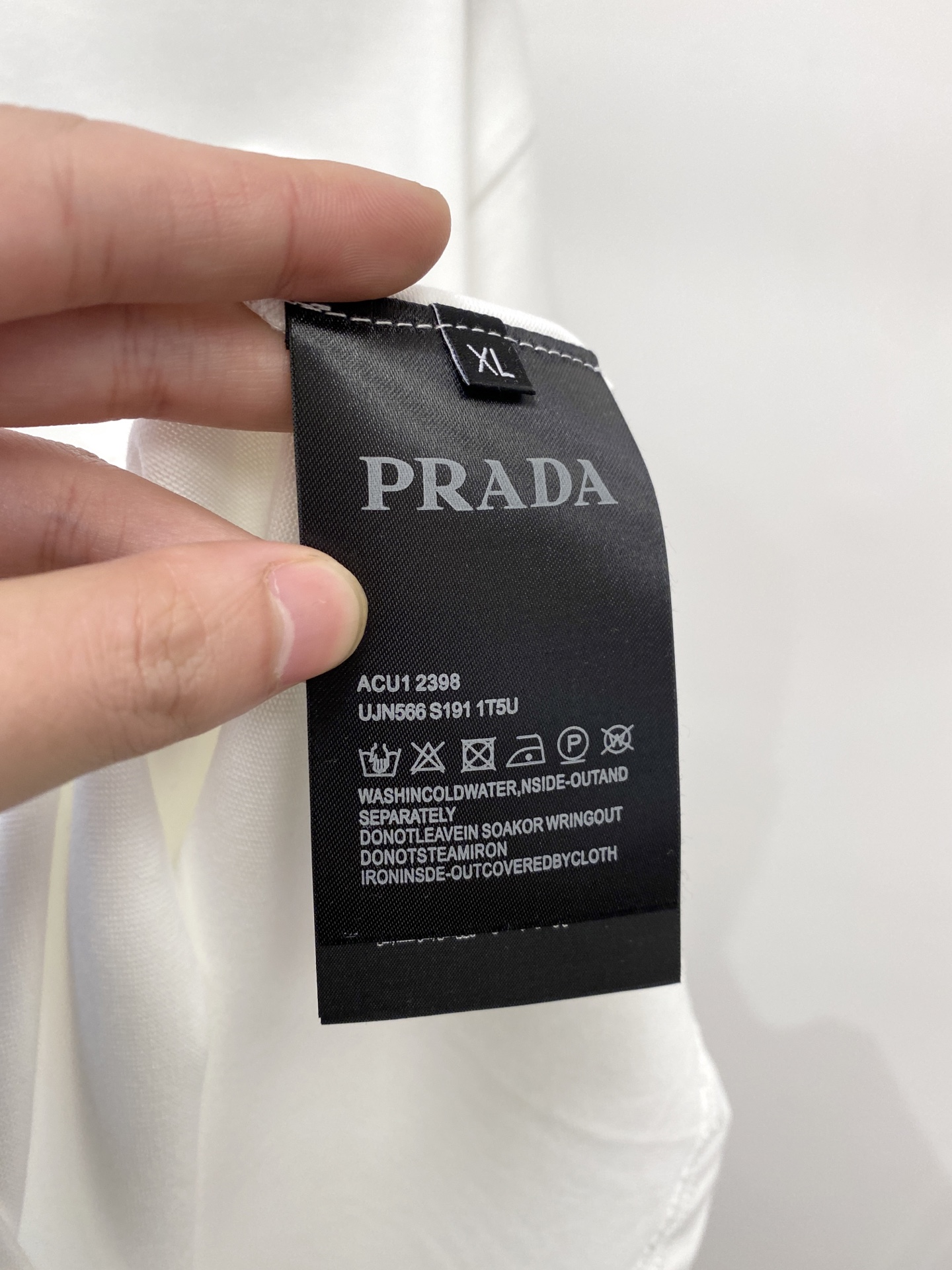 普拉达、2025新品短袖T恤，帅气时尚，简约百搭款。胸前精致刺绣图案字母logo，面料棉 不仅挺括，保持