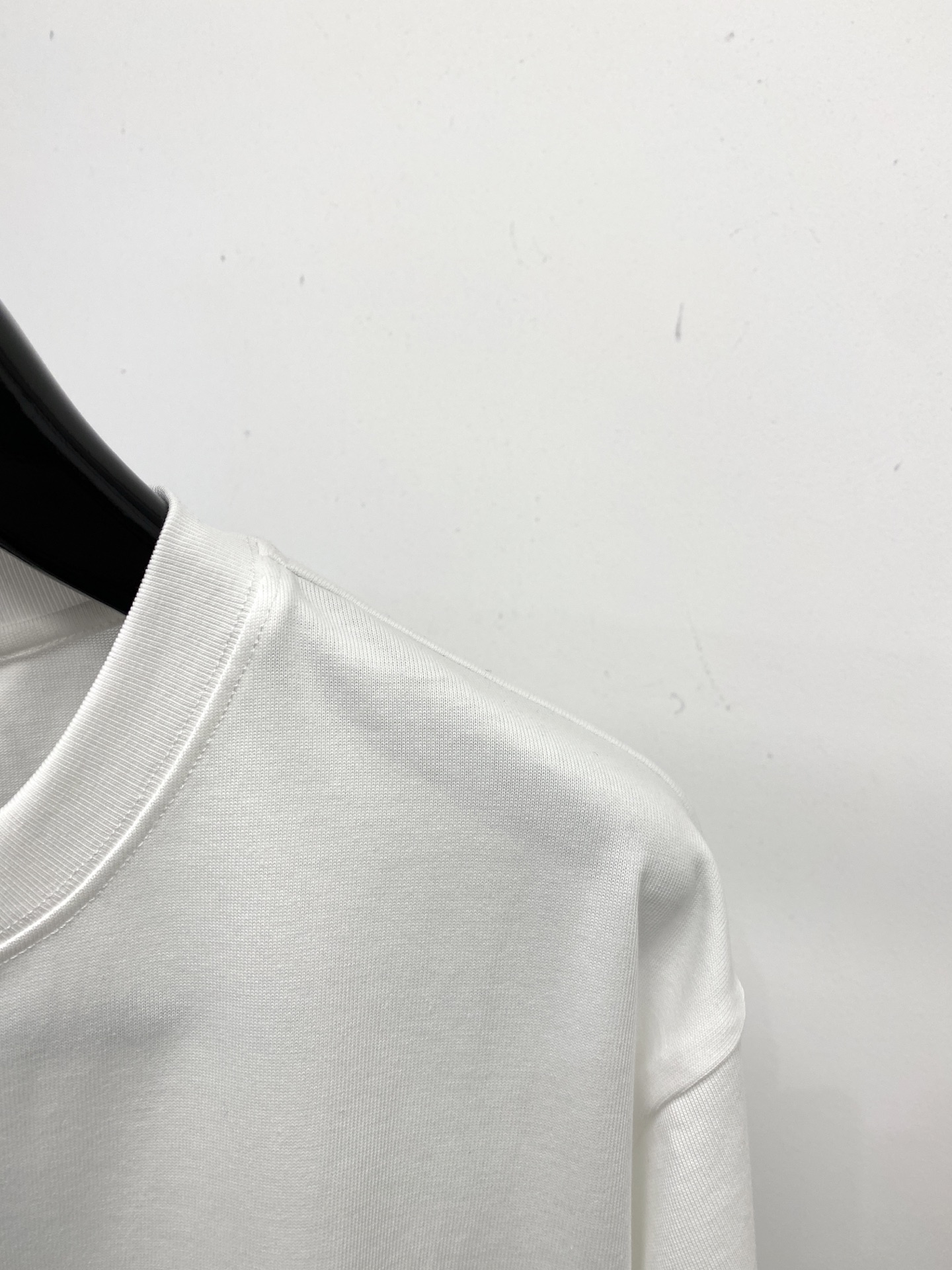 普拉达、2025新品短袖T恤，帅气时尚，简约百搭款。胸前精致刺绣图案字母logo，面料棉 不仅挺括，保持