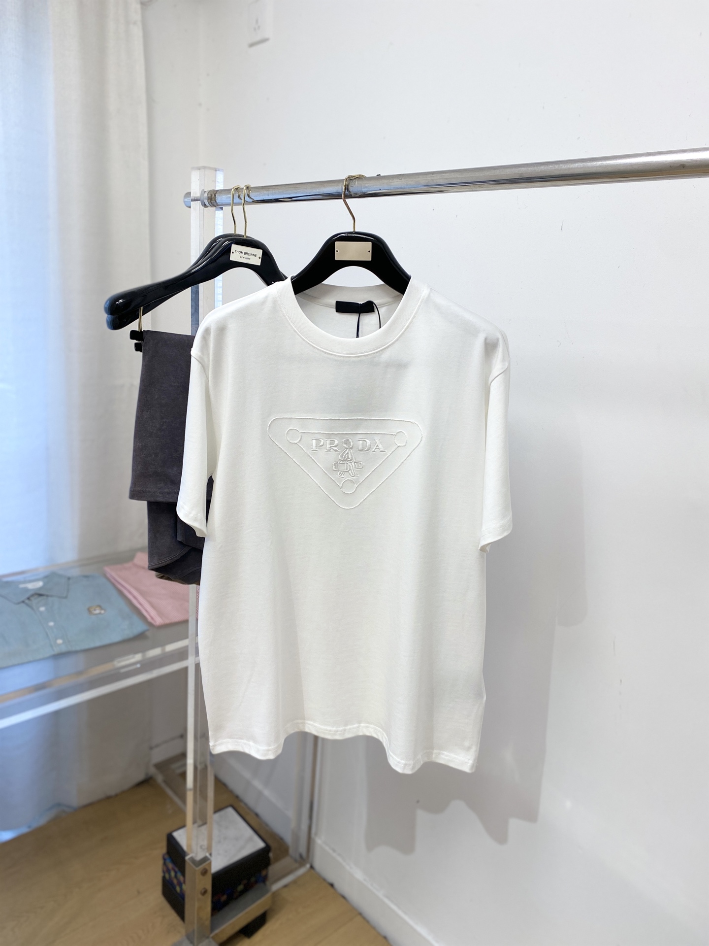 普拉达、2025新品短袖T恤，帅气时尚，简约百搭款。胸前精致刺绣图案字母logo，面料棉 不仅挺括，保持