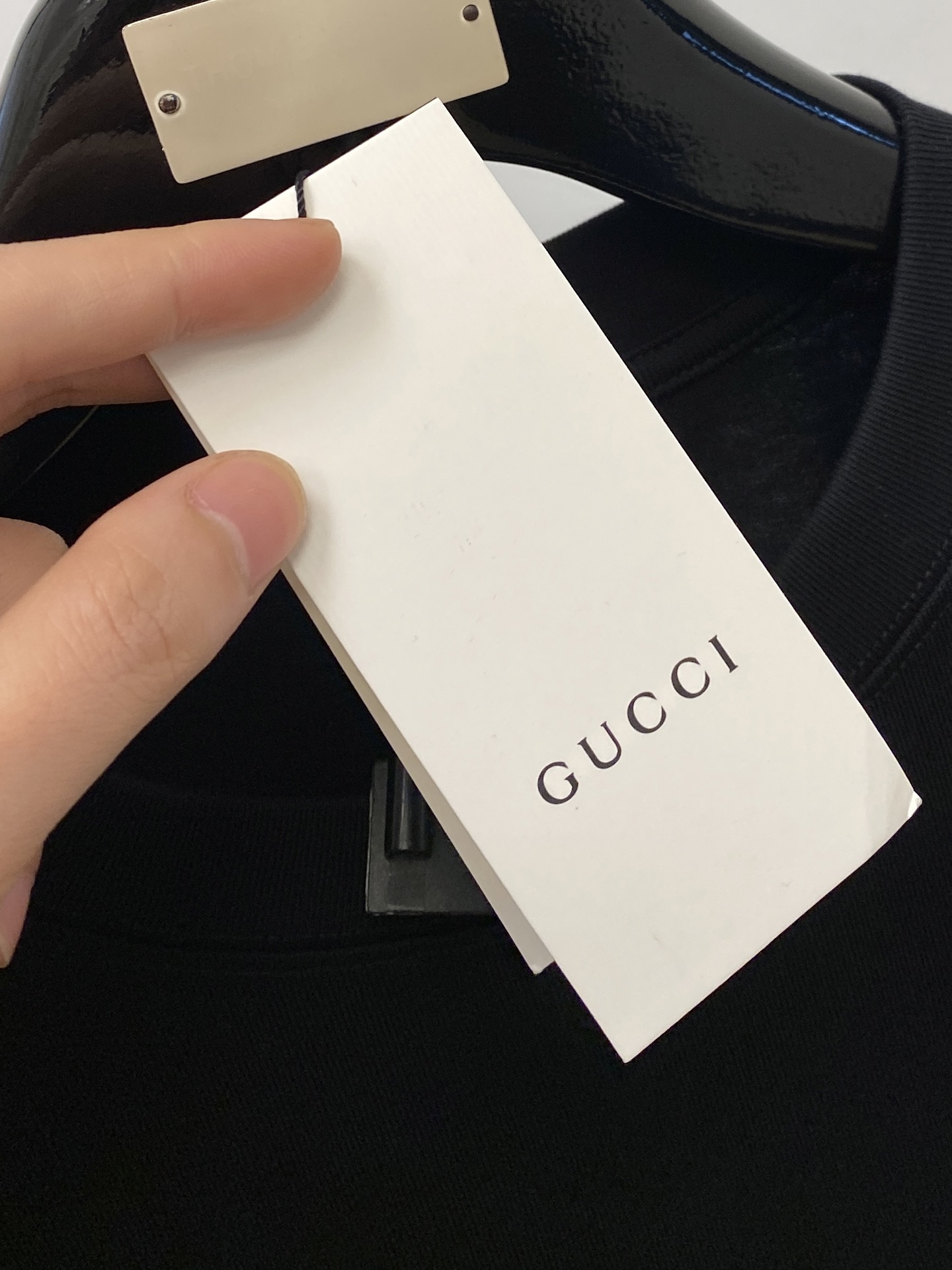 古奇、2025新品短袖T恤，帅气时尚，简约百搭款。胸口精致刺绣字母logo，面料棉 不仅挺括，保持潮流的