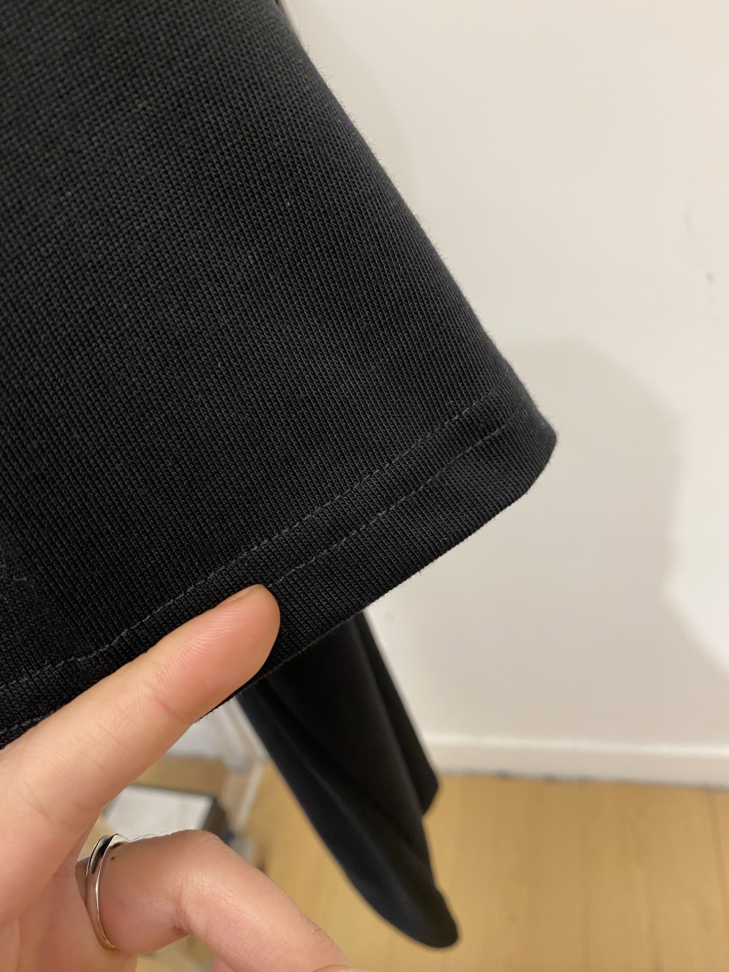 古奇、2025新品短袖T恤，帅气时尚，简约百搭款。胸口精致刺绣字母logo，面料棉 不仅挺括，保持潮流的