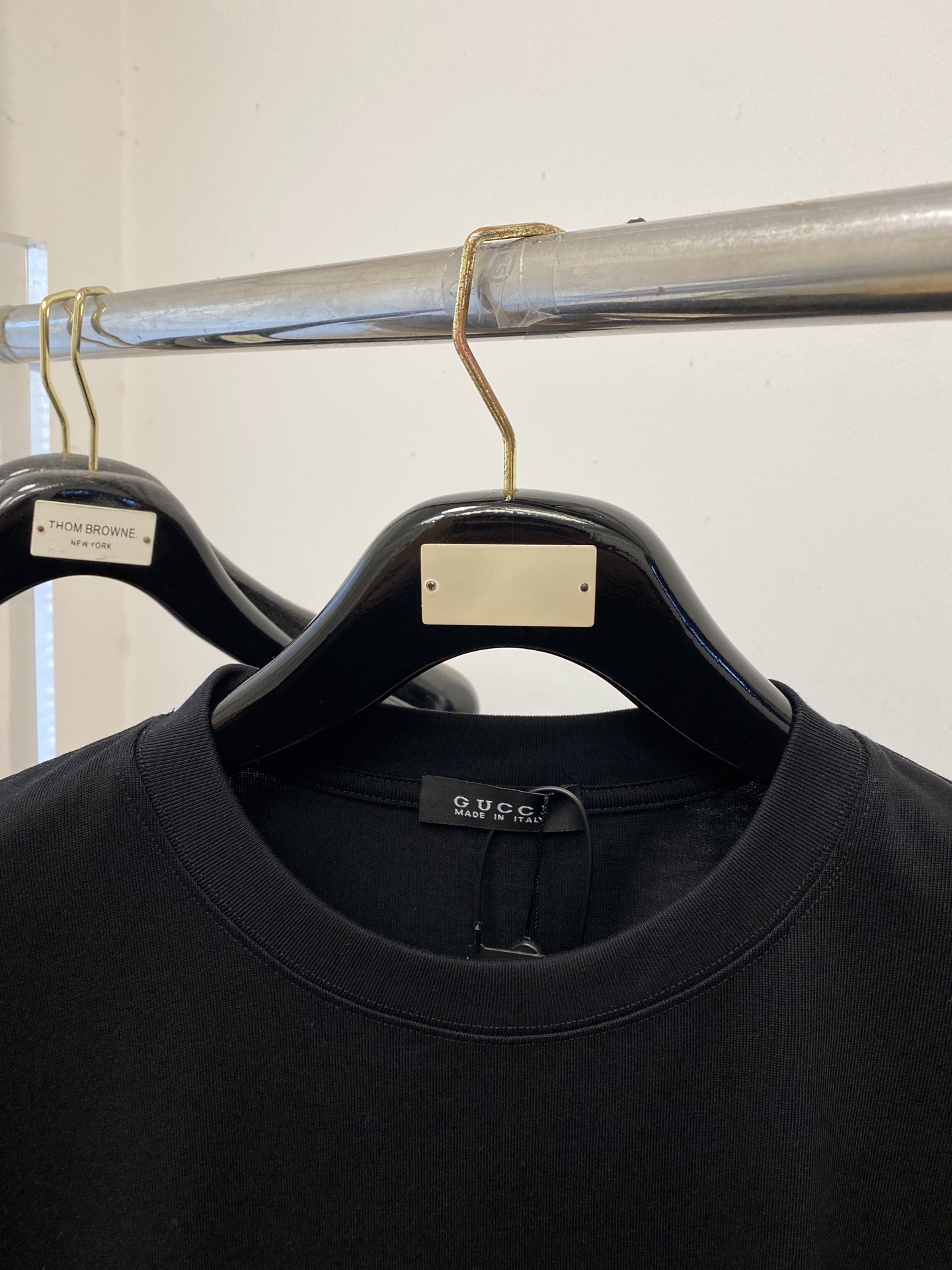 古奇、2025新品短袖T恤，帅气时尚，简约百搭款。胸口精致刺绣字母logo，面料棉 不仅挺括，保持潮流的