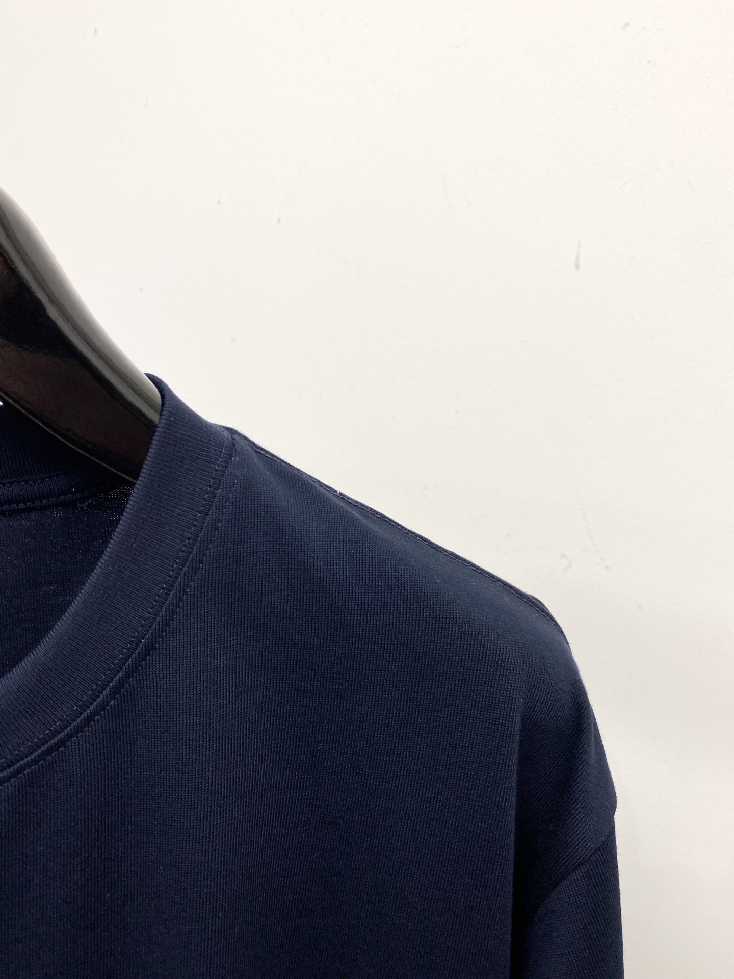 古奇、2025新品短袖T恤，帅气时尚，简约百搭款。胸口精致刺绣字母logo，面料棉 不仅挺括，保持潮流的