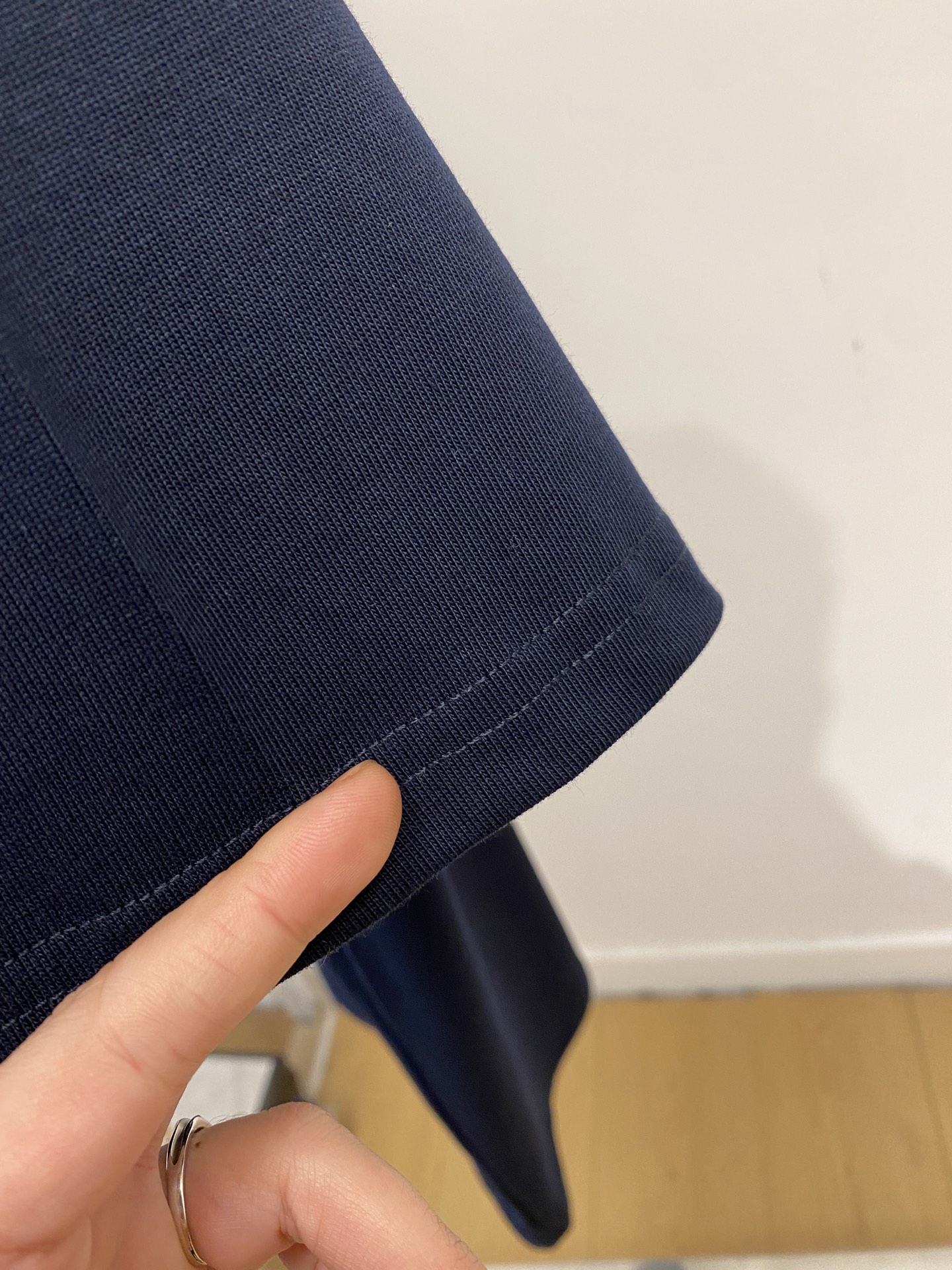 古奇、2025新品短袖T恤，帅气时尚，简约百搭款。胸口精致刺绣字母logo，面料棉 不仅挺括，保持潮流的