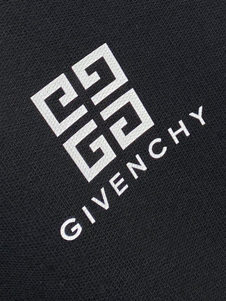 纪梵希、2025新品卫衣外套，帅气时尚，胸前顶级印花图案字母logo，简约百搭款。面料棉 不仅挺括，保持