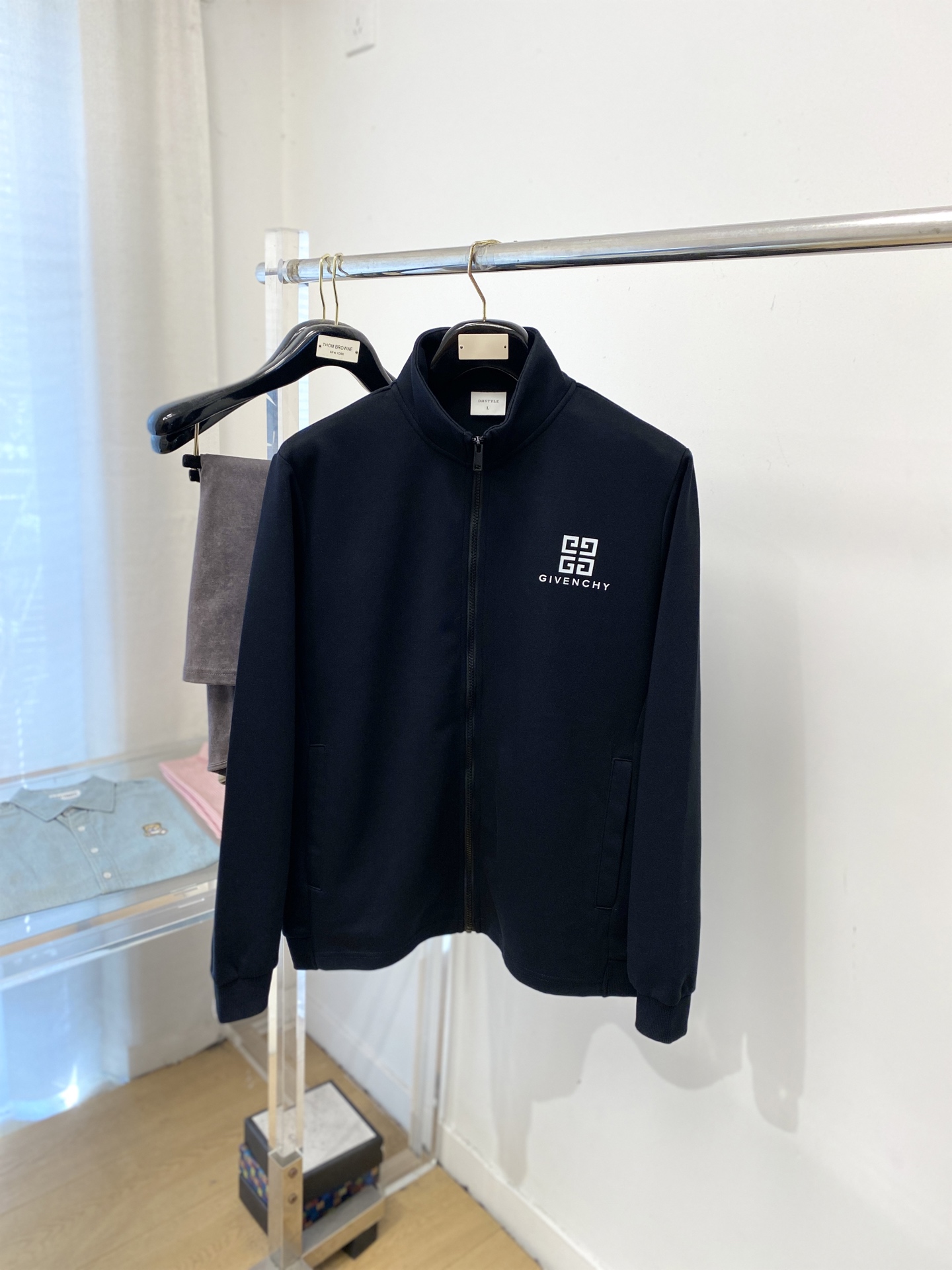 纪梵希、2025新品卫衣外套，帅气时尚，胸前顶级印花图案字母logo，简约百搭款。面料棉 不仅挺括，保持