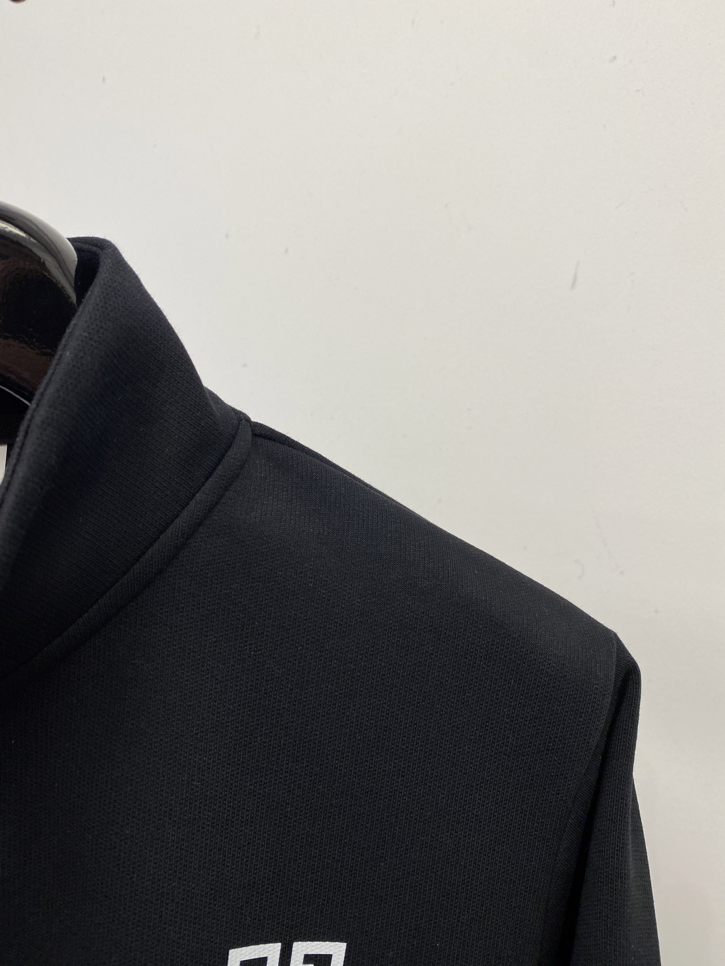 纪梵希、2025新品卫衣外套，帅气时尚，胸前顶级印花图案字母logo，简约百搭款。面料棉 不仅挺括，保持