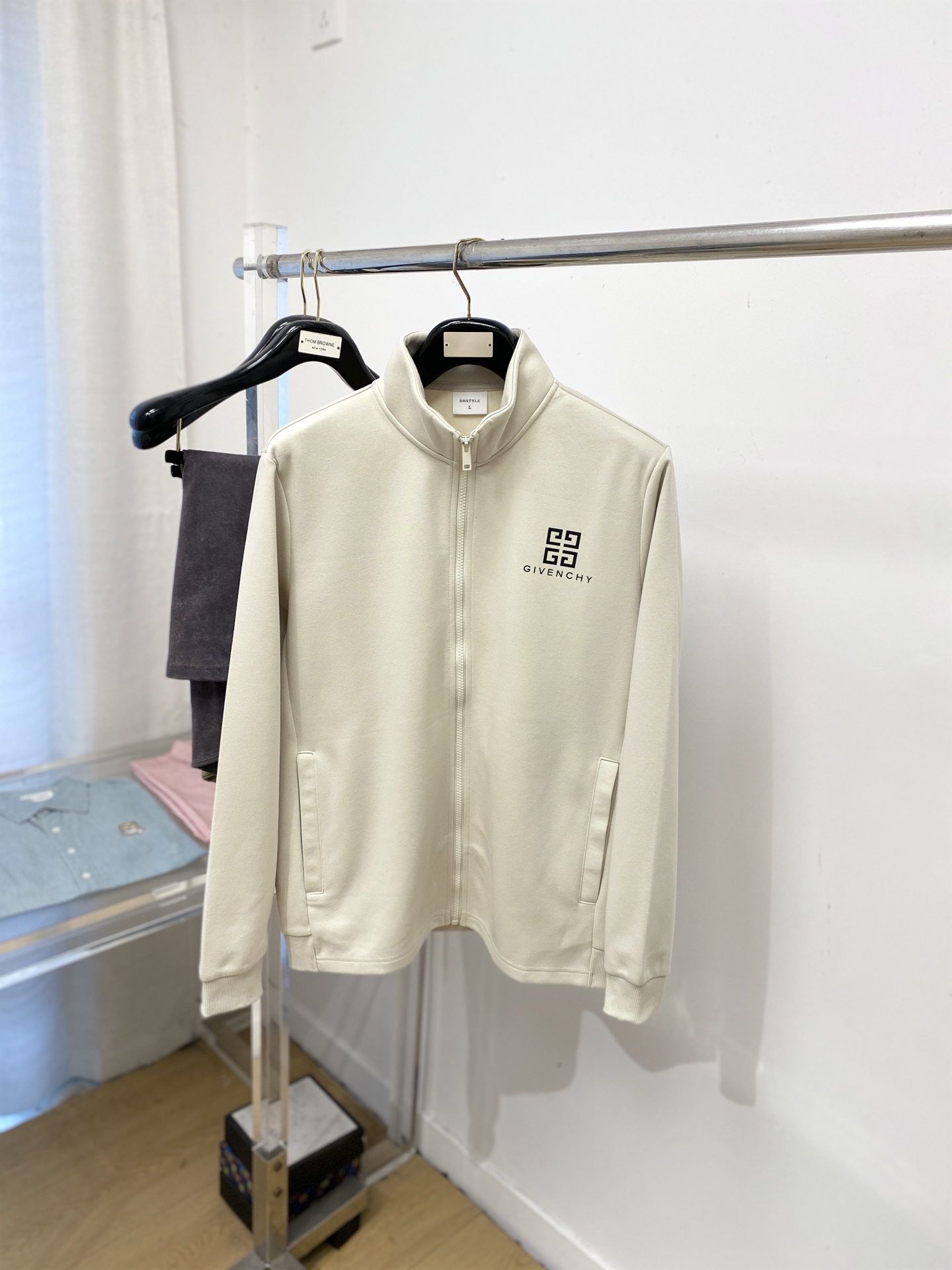 纪梵希、2025新品卫衣外套，帅气时尚，胸前顶级印花图案字母logo，简约百搭款。面料棉 不仅挺括，保持