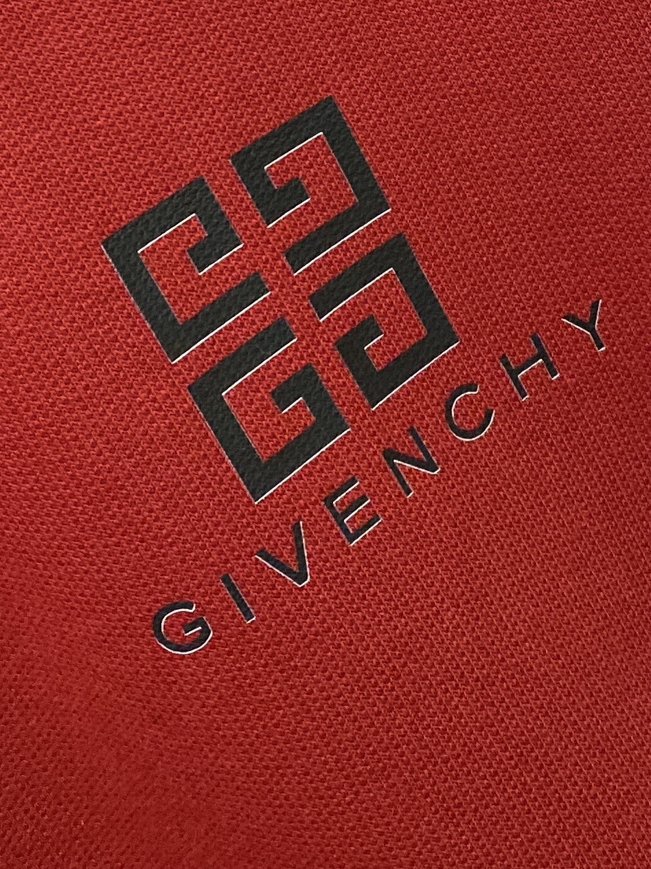 纪梵希、2025新品卫衣外套，帅气时尚，胸前顶级印花图案字母logo，简约百搭款。面料棉 不仅挺括，保持