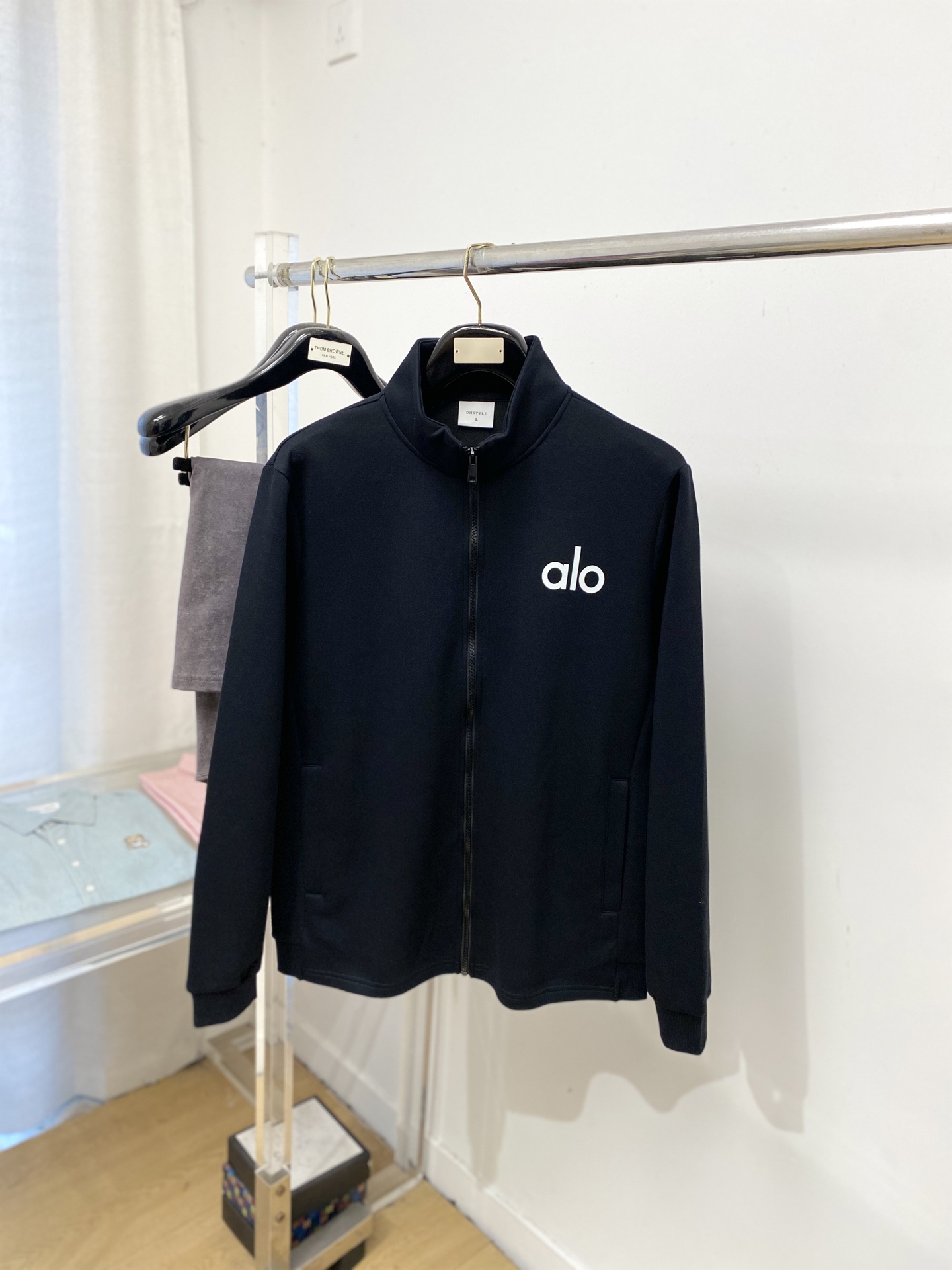 alo、2025新品卫衣外套，帅气时尚，胸前顶级印花字母logo，简约百搭款。面料棉 不仅挺括，保持潮流