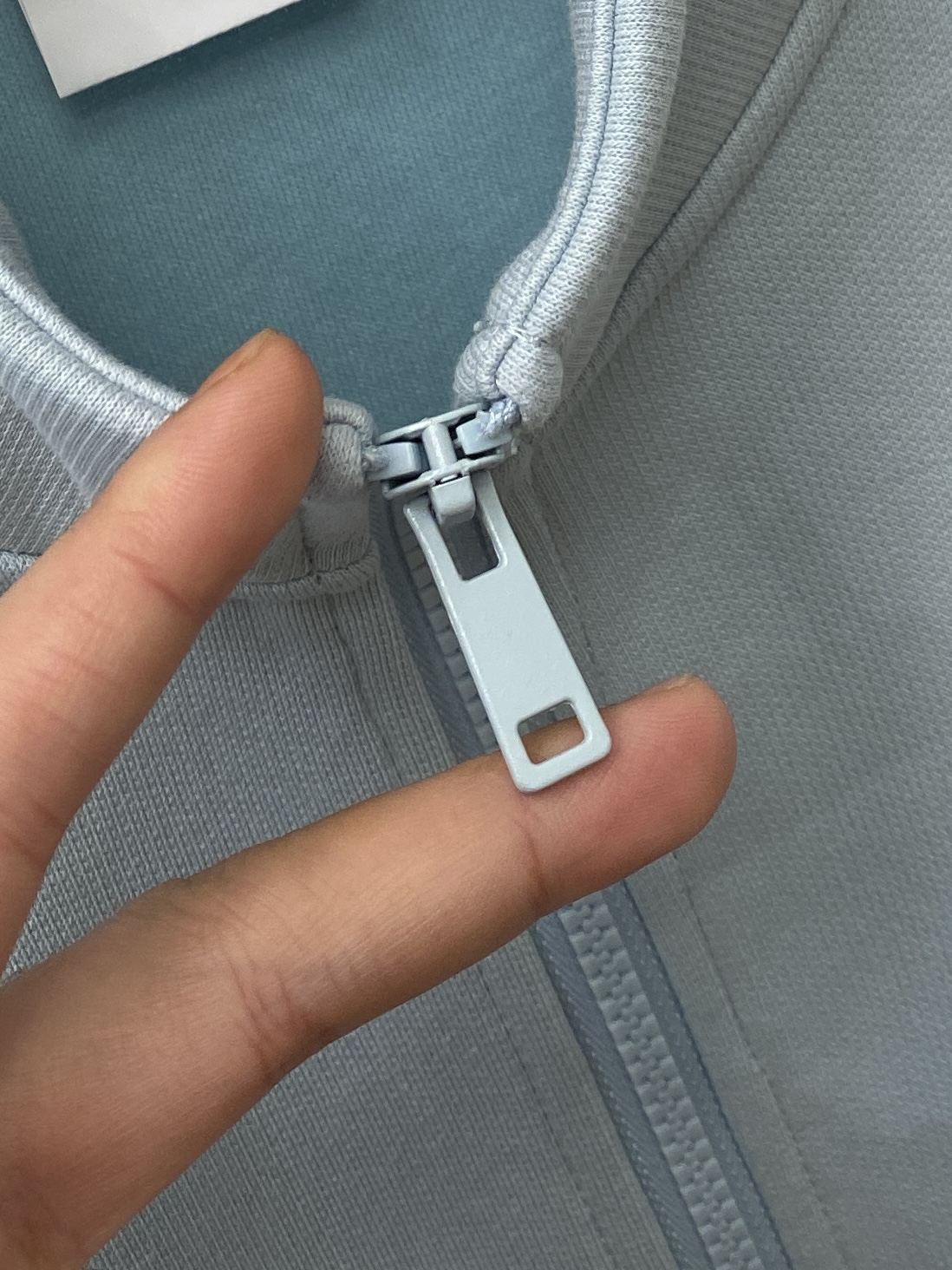 alo、2025新品卫衣外套，帅气时尚，胸前顶级印花字母logo，简约百搭款。面料棉 不仅挺括，保持潮流