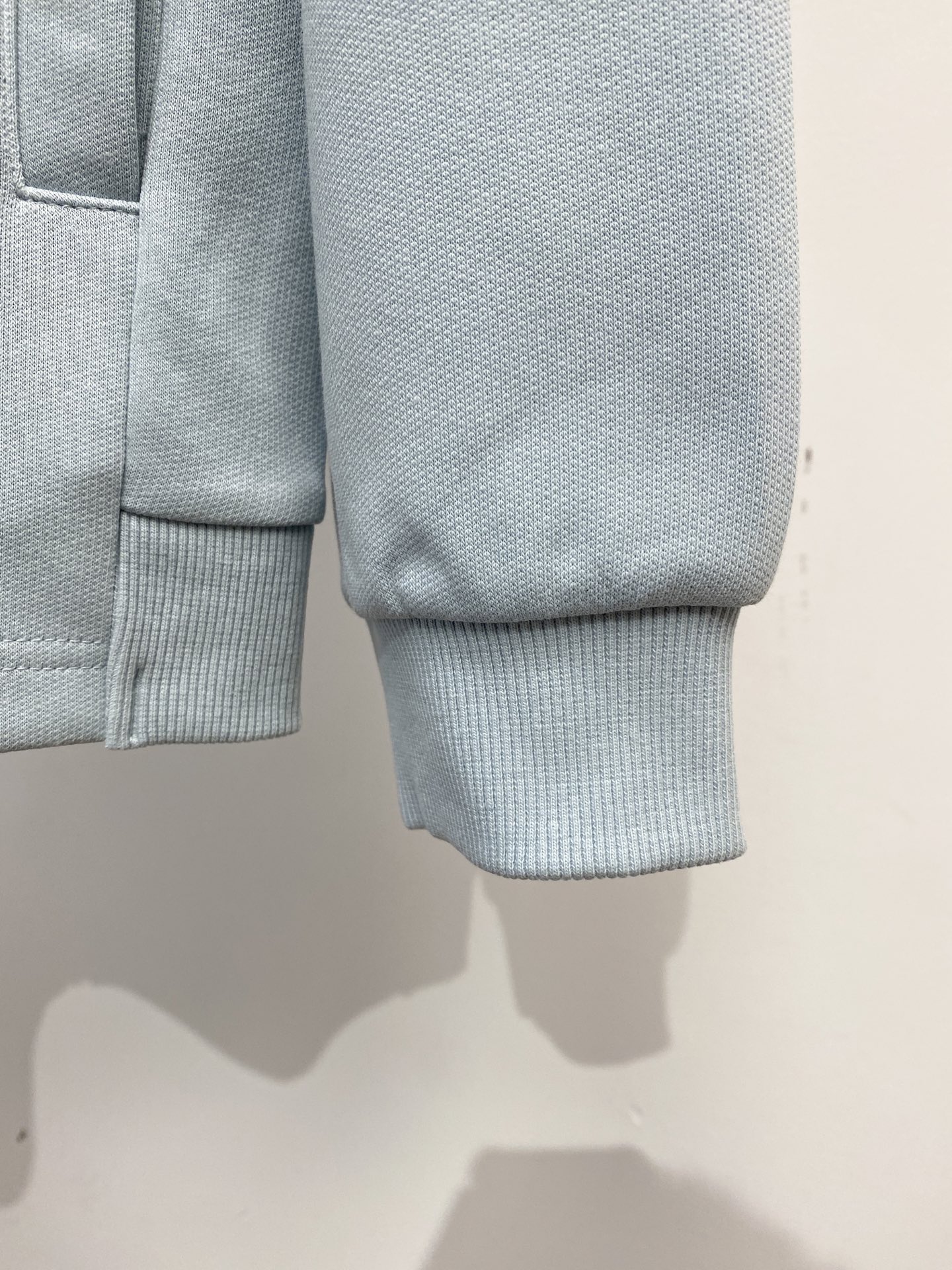 alo、2025新品卫衣外套，帅气时尚，胸前顶级印花字母logo，简约百搭款。面料棉 不仅挺括，保持潮流