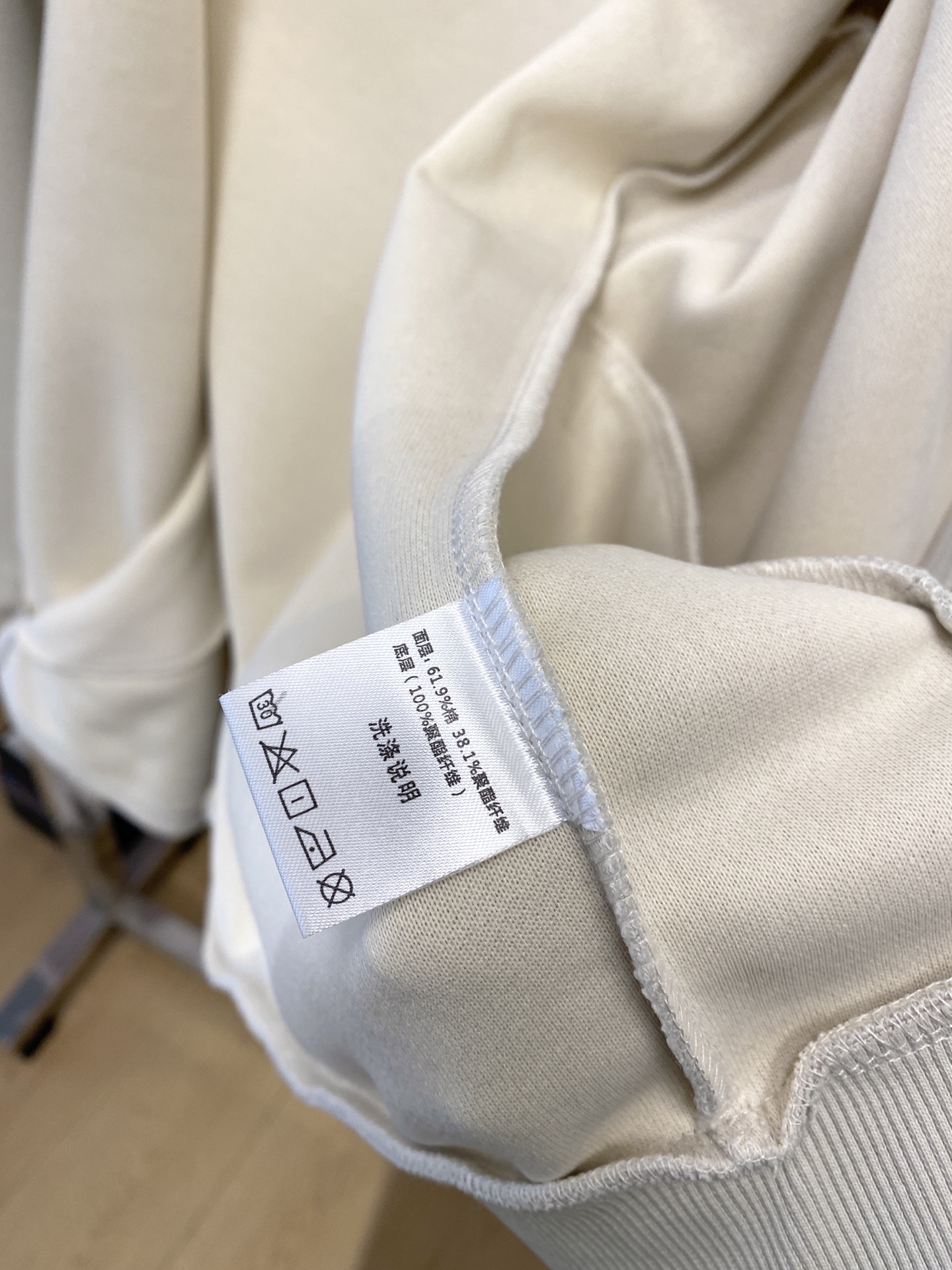 alo、2025新品卫衣外套，帅气时尚，胸前顶级印花字母logo，简约百搭款。面料棉 不仅挺括，保持潮流