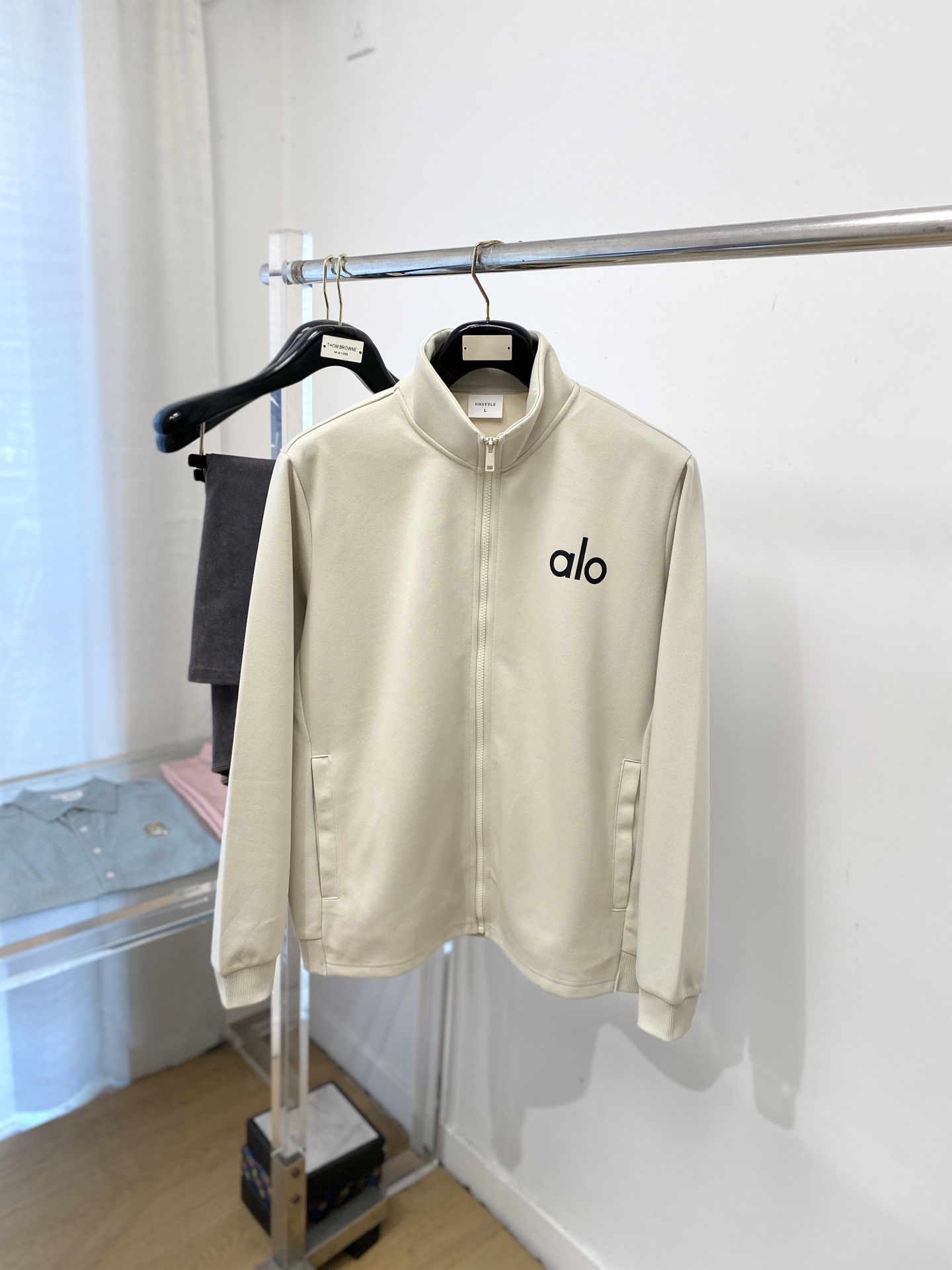 alo、2025新品卫衣外套，帅气时尚，胸前顶级印花字母logo，简约百搭款。面料棉 不仅挺括，保持潮流