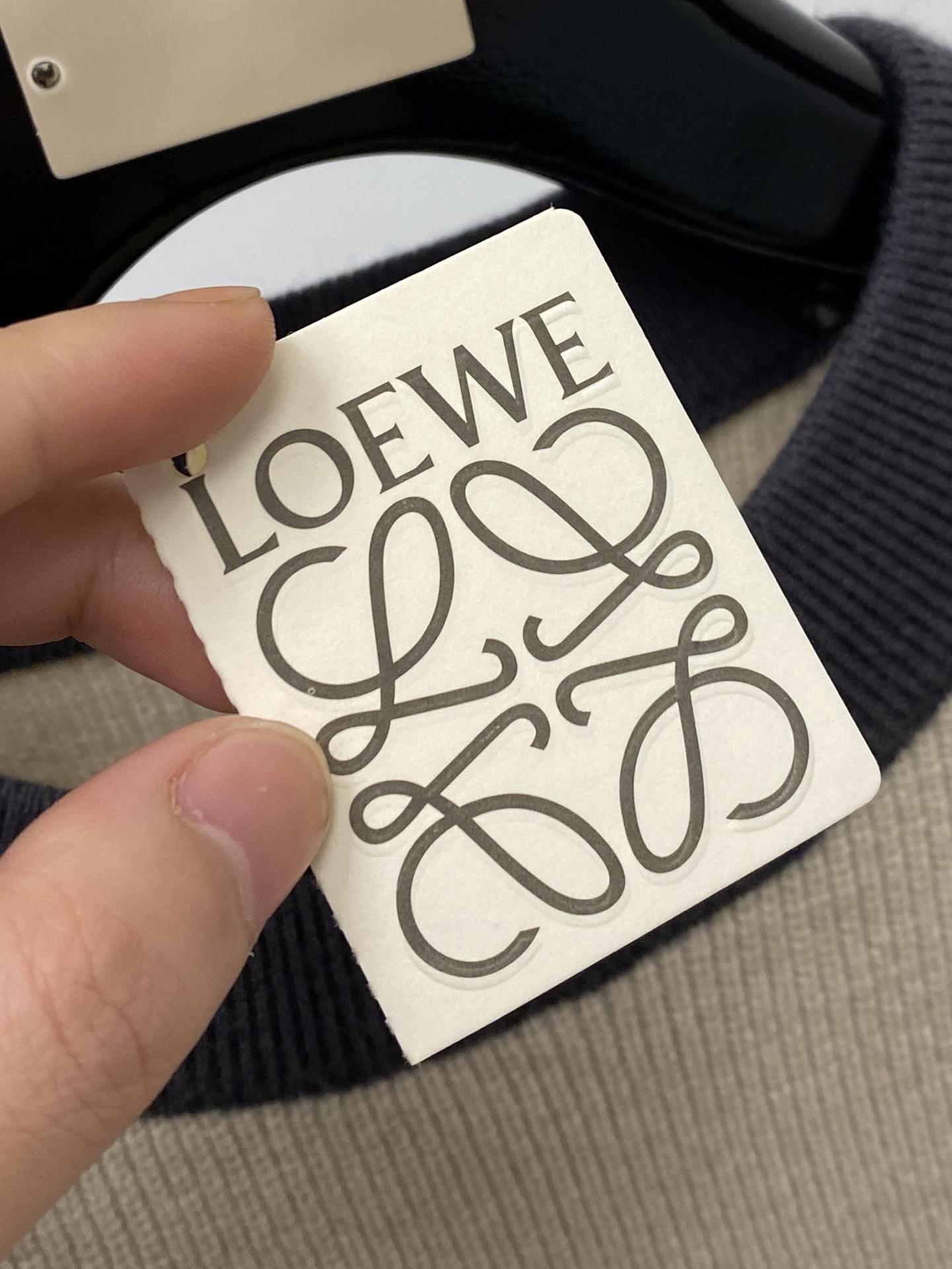 罗意威、2025新品羊毛衣 具有手感细腻柔软，可直接与肌肤接触，让暖心的纱线变化出细腻的质感，顶级工艺极