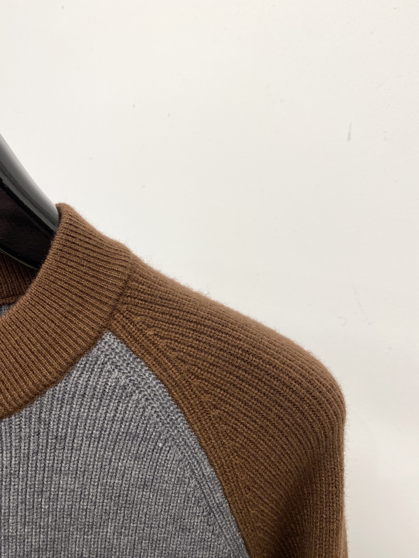 罗意威、2025新品羊毛衣 具有手感细腻柔软，可直接与肌肤接触，让暖心的纱线变化出细腻的质感，顶级工艺极