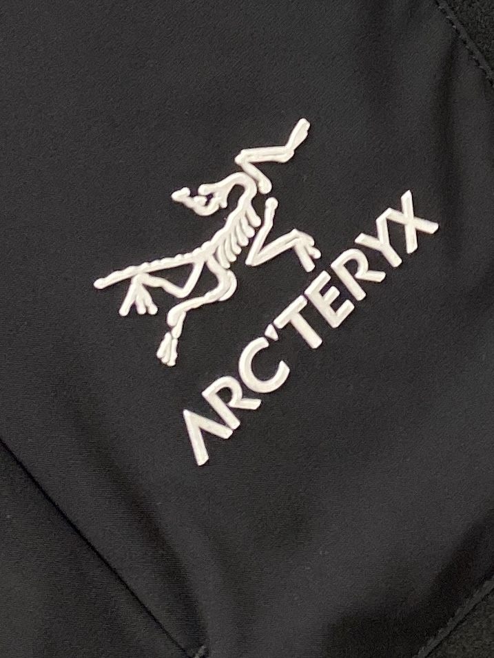 始祖鸟、2025新品长袖卫衣，帅气时尚，胸前顶级印胶字母图案logo，简约百搭款。面料棉 不仅挺括，保持