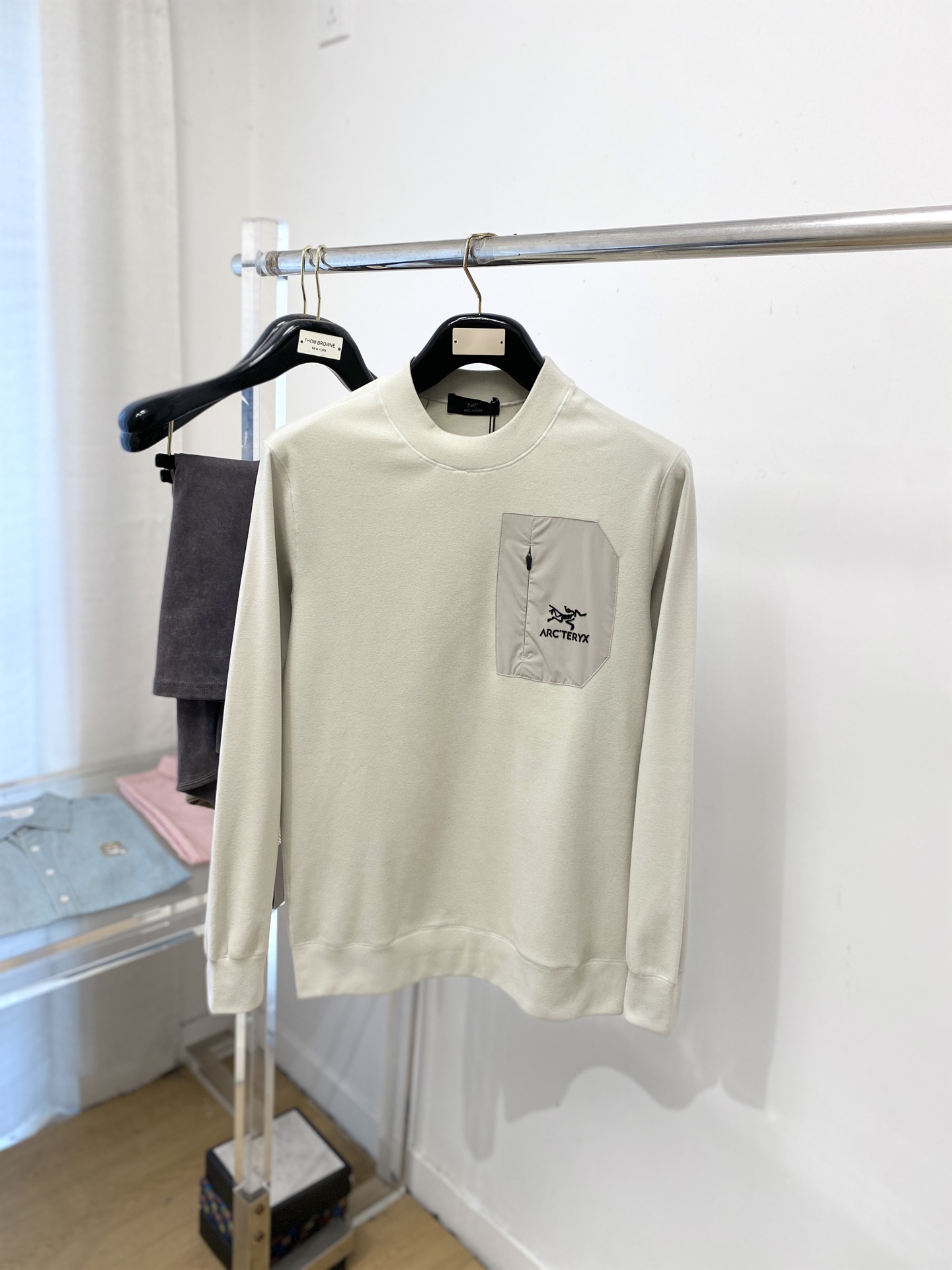 始祖鸟、2025新品长袖卫衣，帅气时尚，胸前顶级印胶字母图案logo，简约百搭款。面料棉 不仅挺括，保持