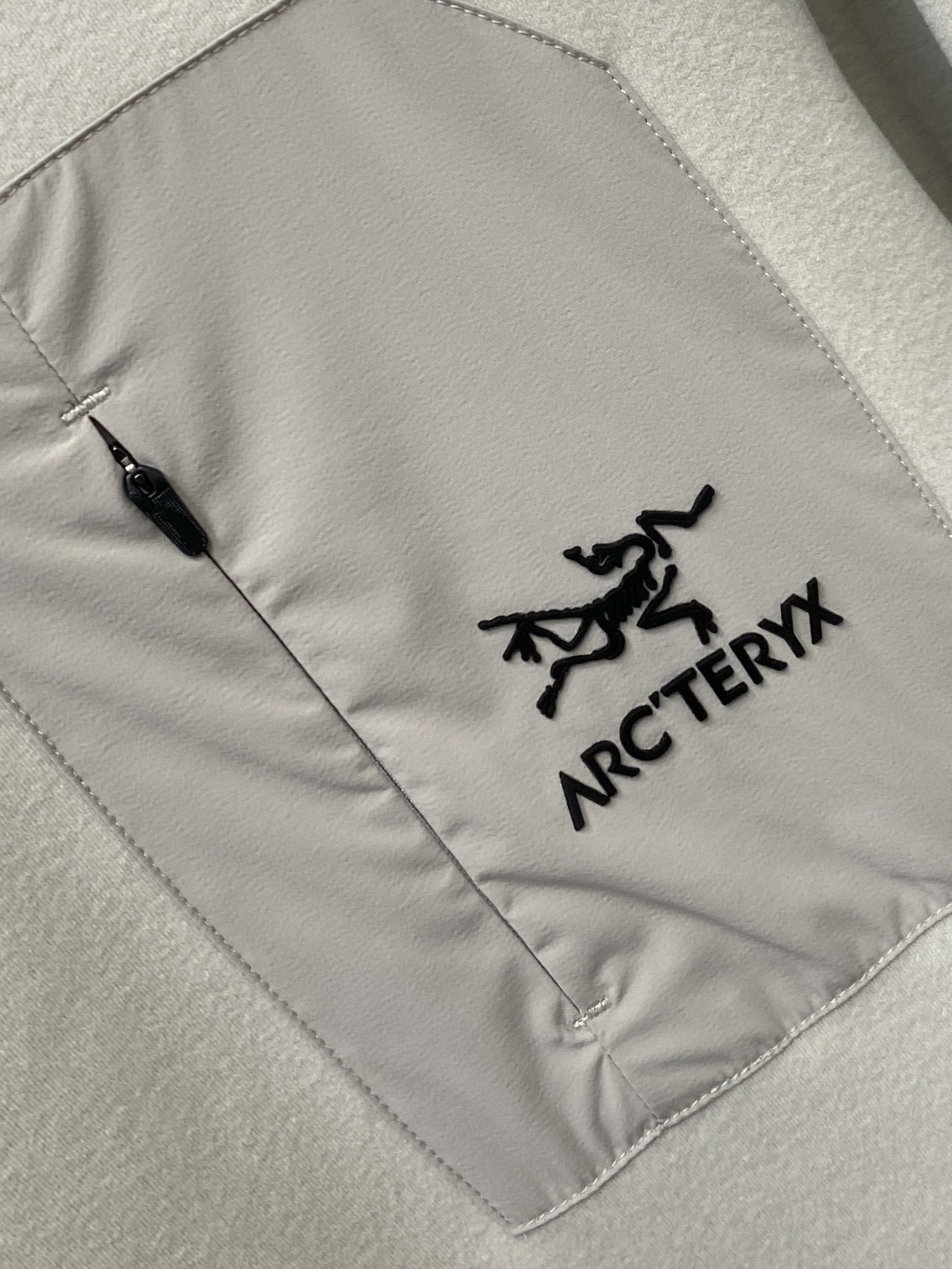 始祖鸟、2025新品长袖卫衣，帅气时尚，胸前顶级印胶字母图案logo，简约百搭款。面料棉 不仅挺括，保持