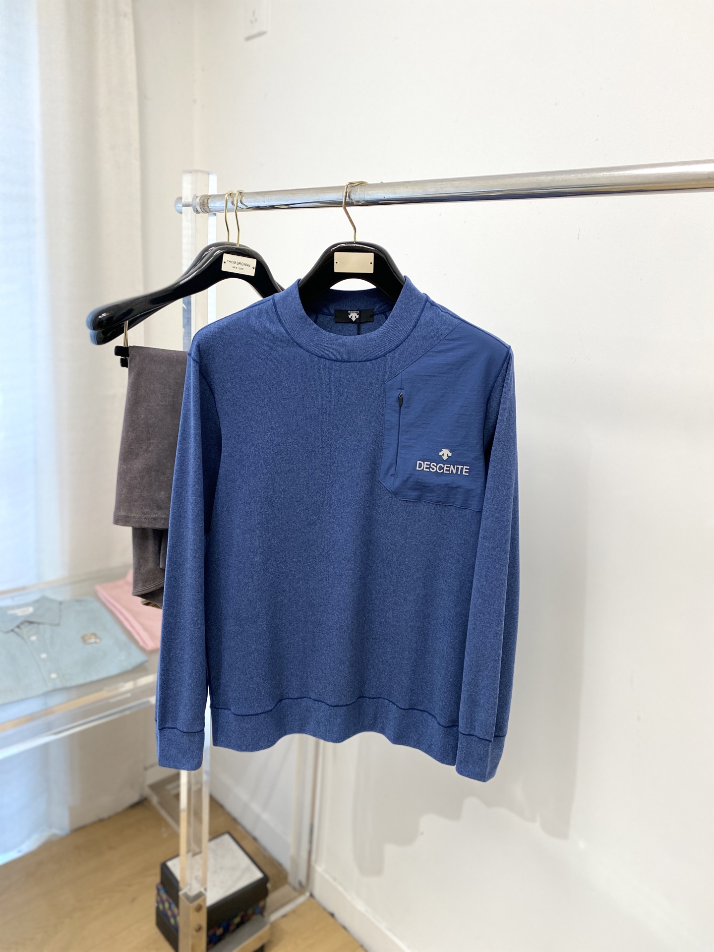 DESCENTE迪桑特、2025新品长袖卫衣，帅气时尚，胸前顶级印胶字母图案logo，简约百搭款。面料棉