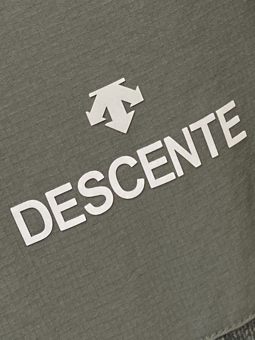 DESCENTE迪桑特、2025新品长袖卫衣，帅气时尚，胸前顶级印胶字母图案logo，简约百搭款。面料棉