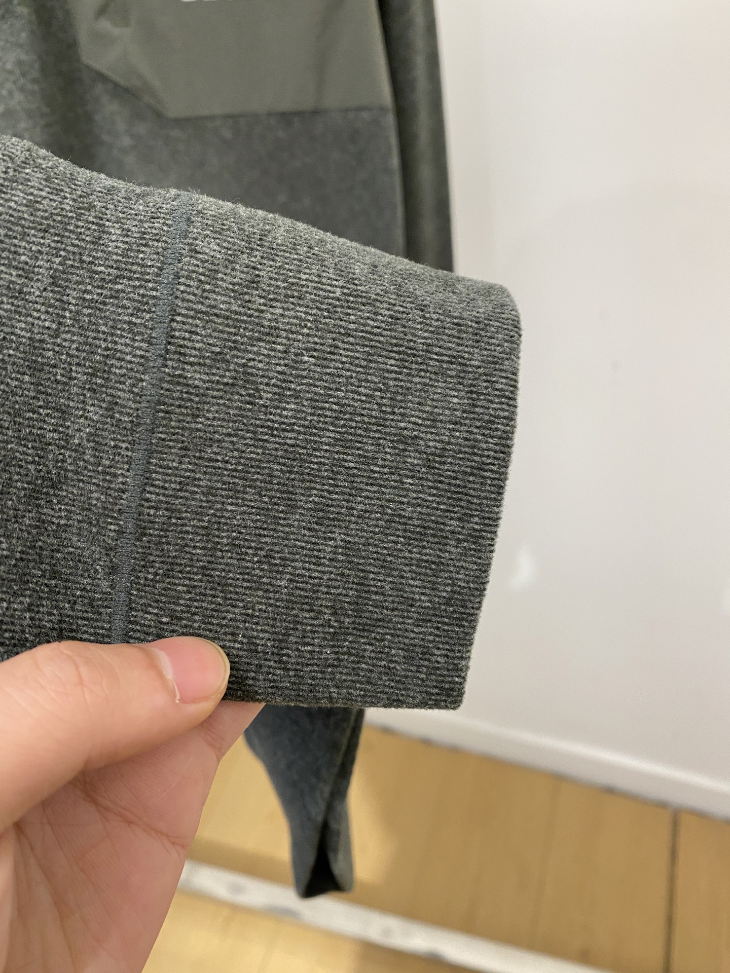 DESCENTE迪桑特、2025新品长袖卫衣，帅气时尚，胸前顶级印胶字母图案logo，简约百搭款。面料棉