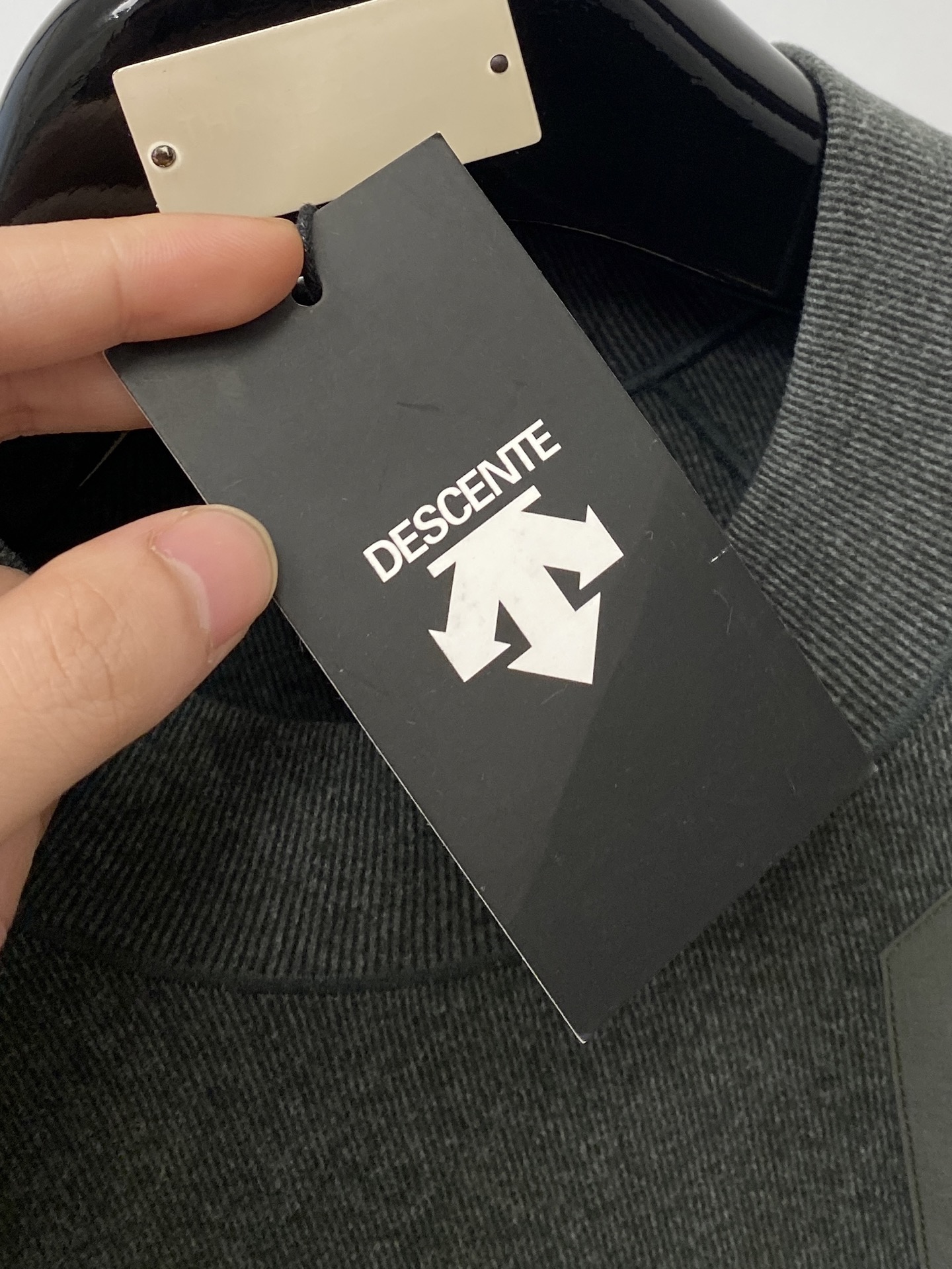 DESCENTE迪桑特、2025新品长袖卫衣，帅气时尚，胸前顶级印胶字母图案logo，简约百搭款。面料棉