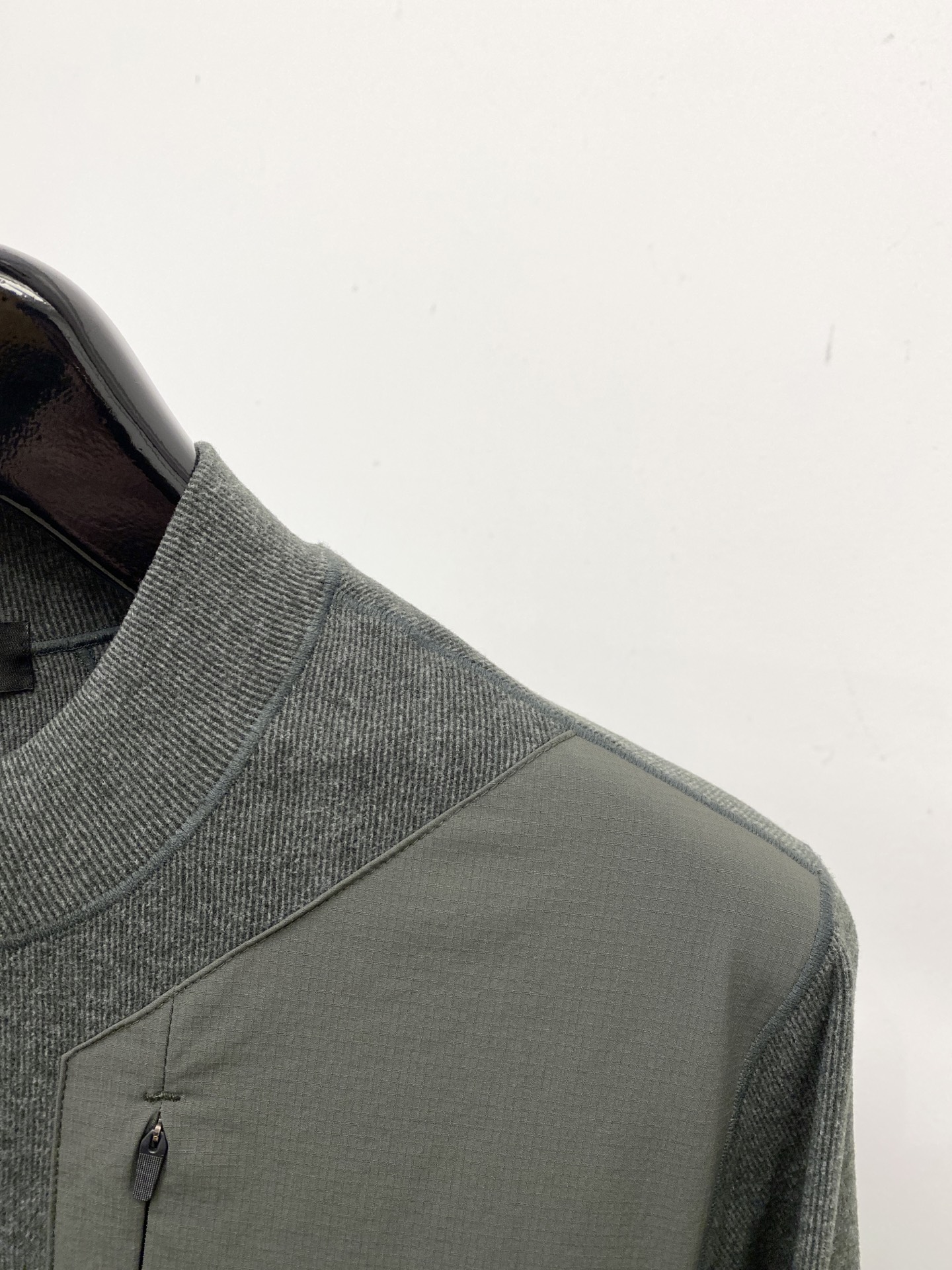 DESCENTE迪桑特、2025新品长袖卫衣，帅气时尚，胸前顶级印胶字母图案logo，简约百搭款。面料棉