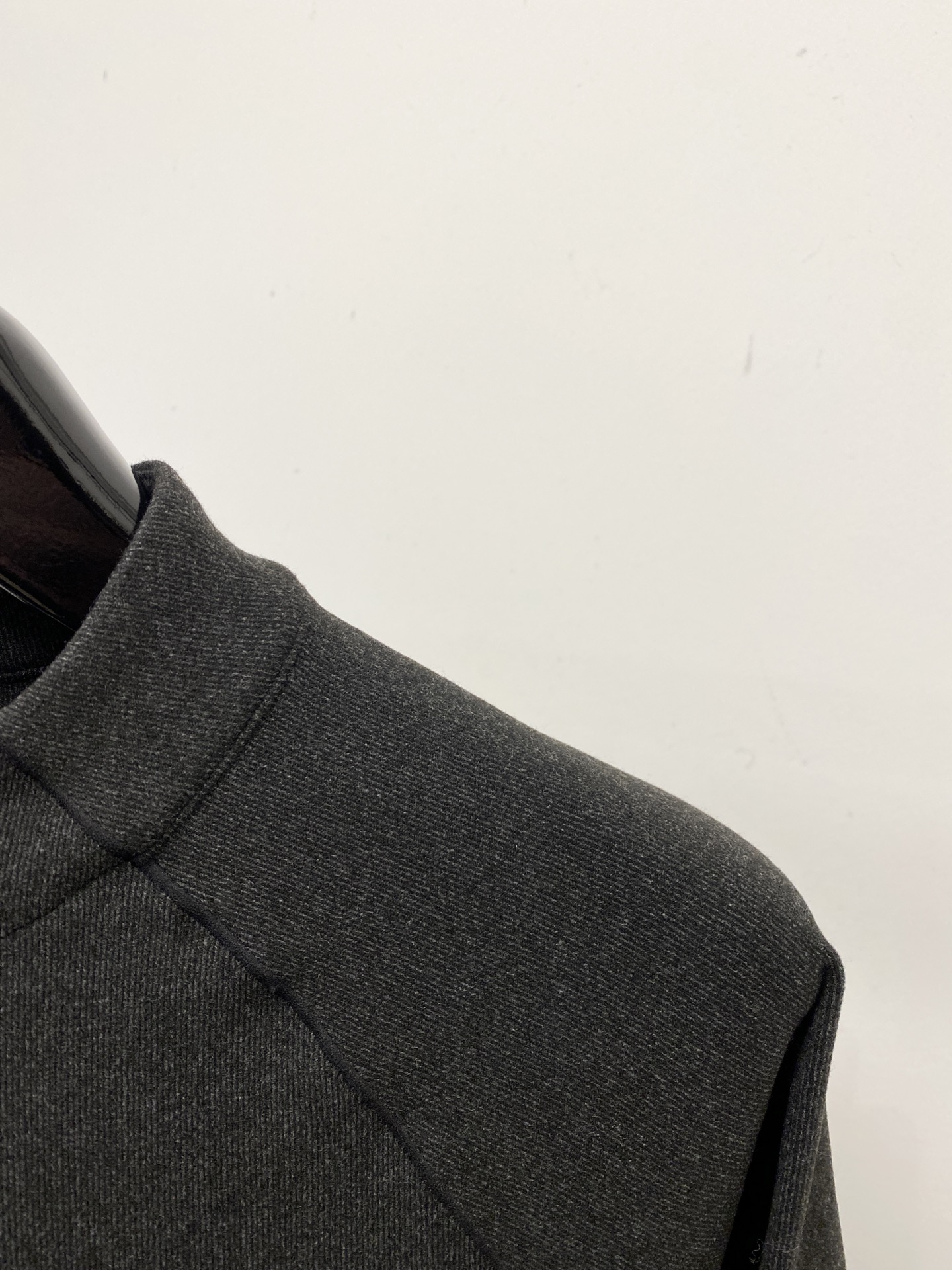 Brunello Cucinelli、2025新品长袖卫衣，帅气时尚，胸前精致刺绣图案logo，简约百搭