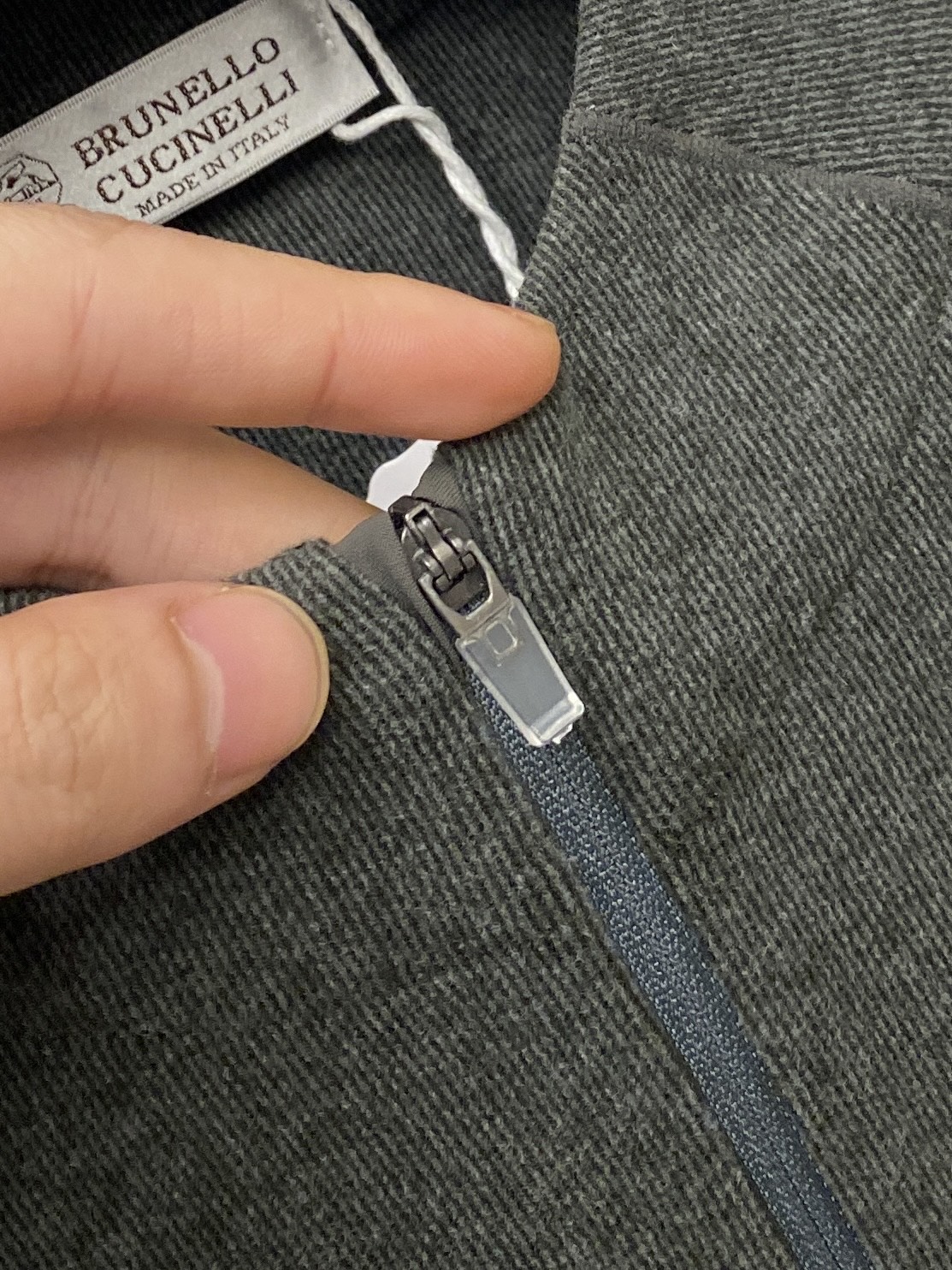 Brunello Cucinelli、2025新品长袖卫衣，帅气时尚，胸前精致刺绣图案logo，简约百搭