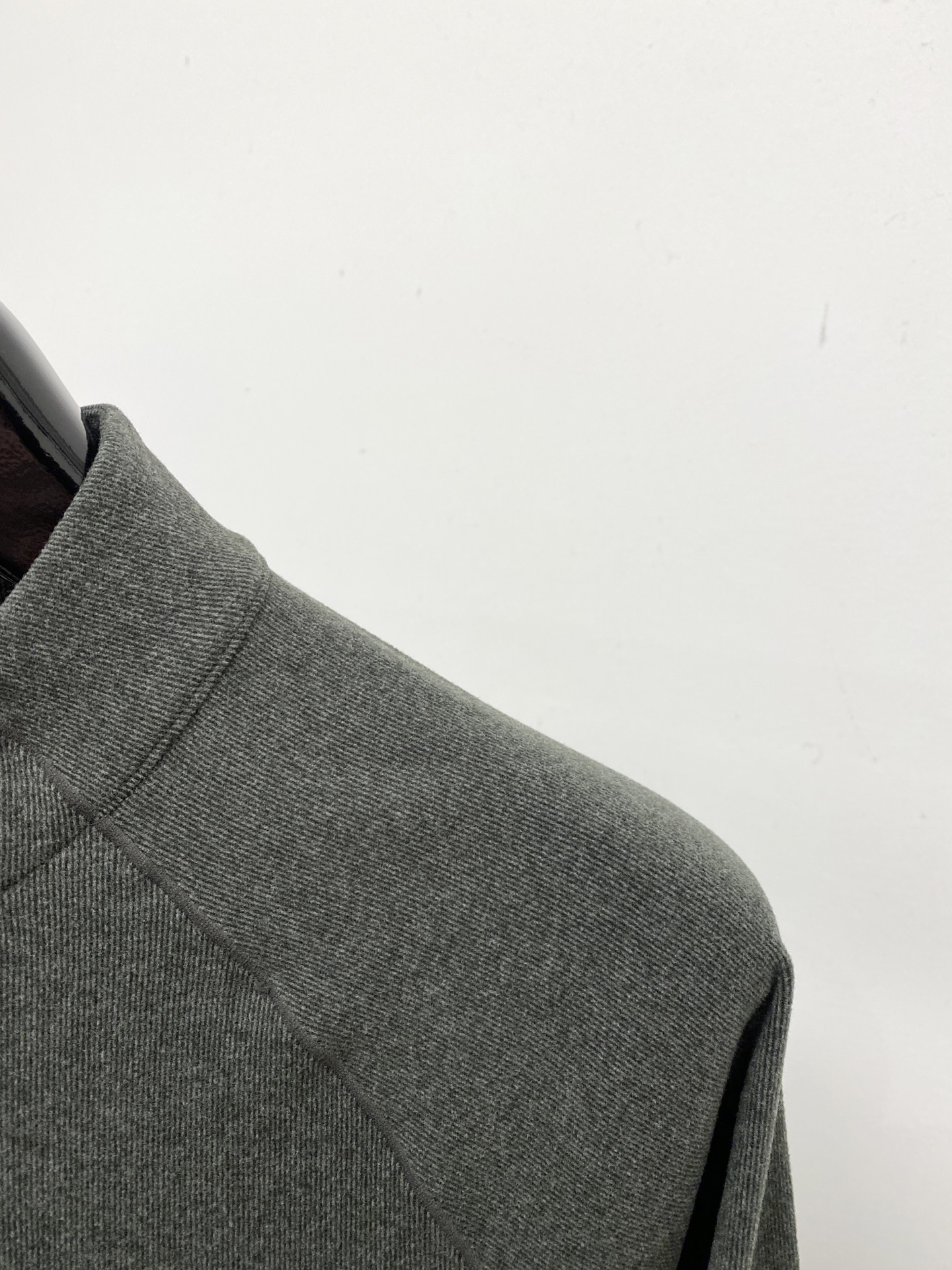 Brunello Cucinelli、2025新品长袖卫衣，帅气时尚，胸前精致刺绣图案logo，简约百搭