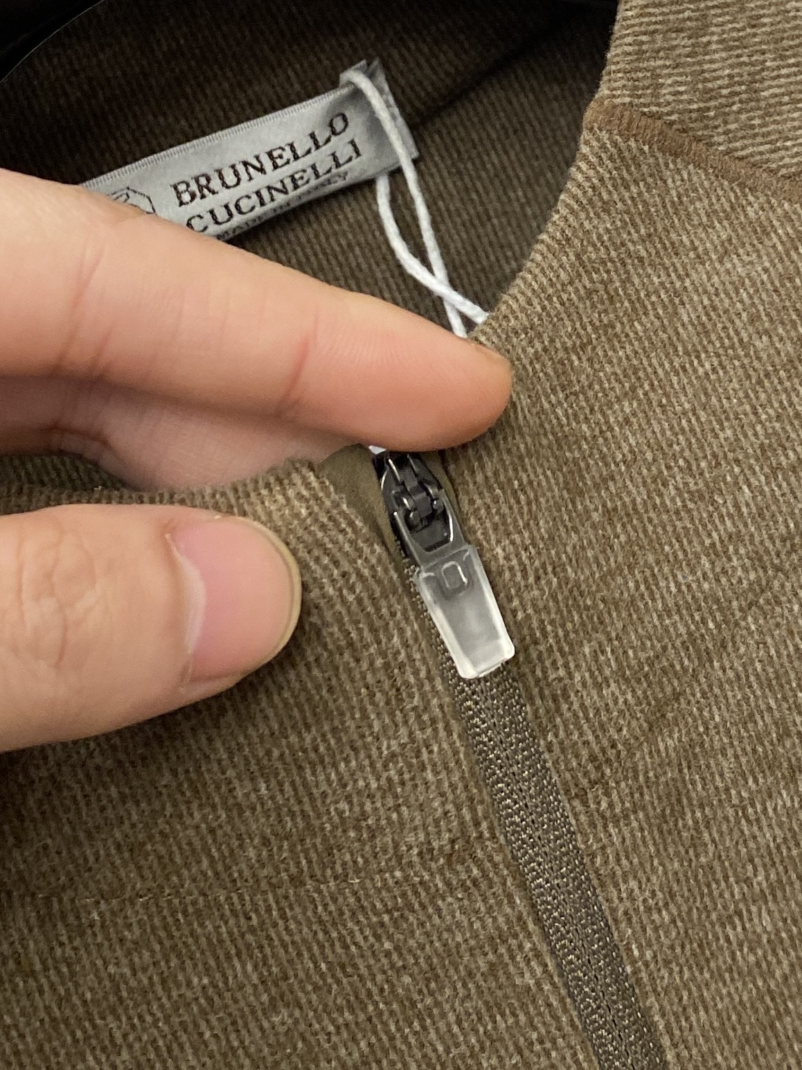 Brunello Cucinelli、2025新品长袖卫衣，帅气时尚，胸前精致刺绣图案logo，简约百搭