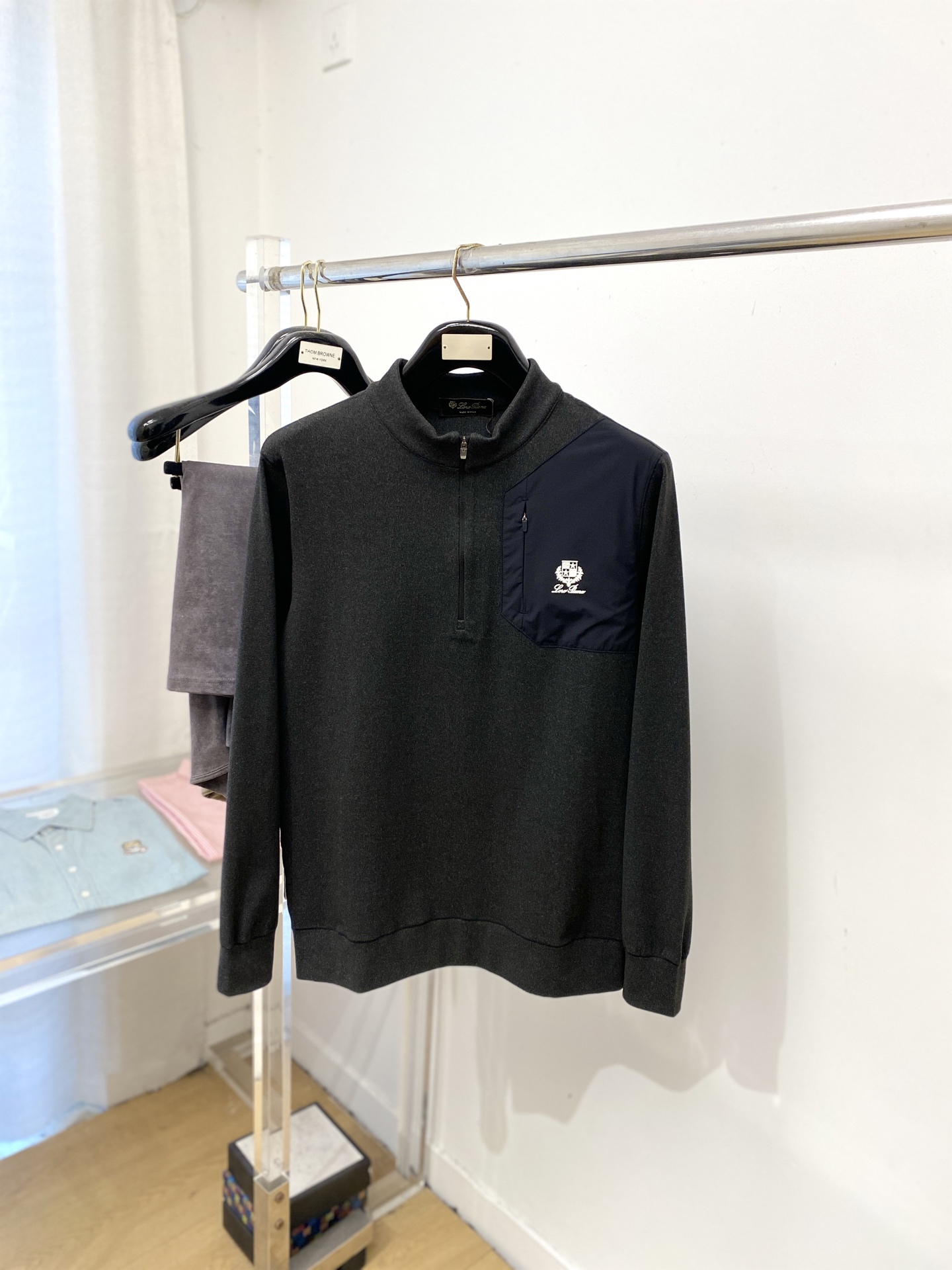 ￼lp🆕、2025新品长袖卫衣，帅气时尚，胸前顶级印胶字母图案logo，简约百搭款。面料棉 不仅挺括，保