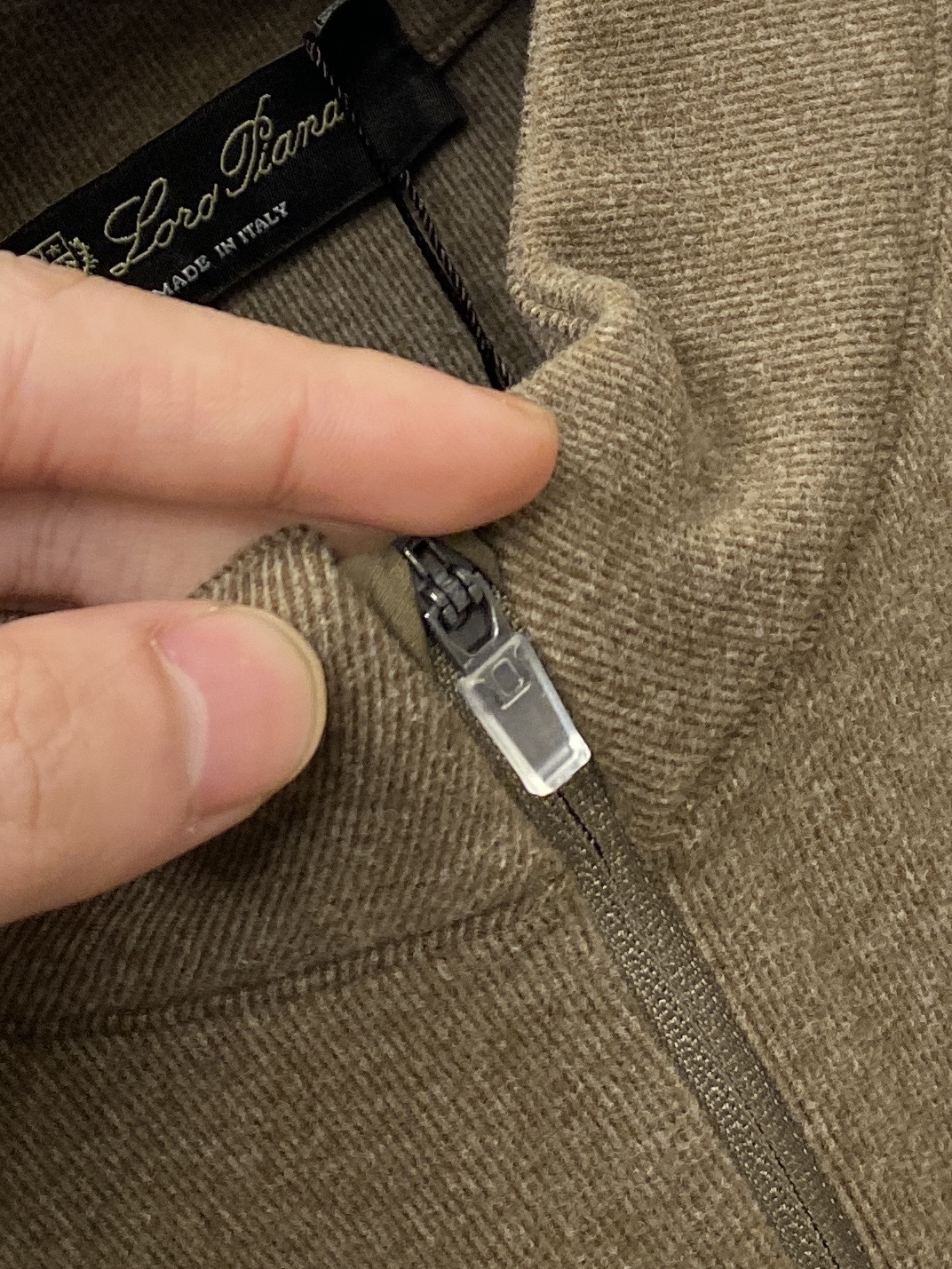 lp🆕、2025新品长袖卫衣，帅气时尚，胸前顶级印胶字母图案logo，简约百搭款。面料棉 不仅挺括，保持