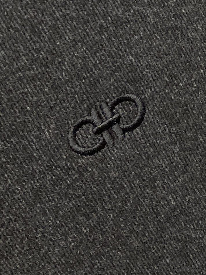 菲拉格慕、2025新品长袖卫衣，帅气时尚，胸前精致刺绣图案logo，简约百搭款。面料棉 不仅挺括，保持潮