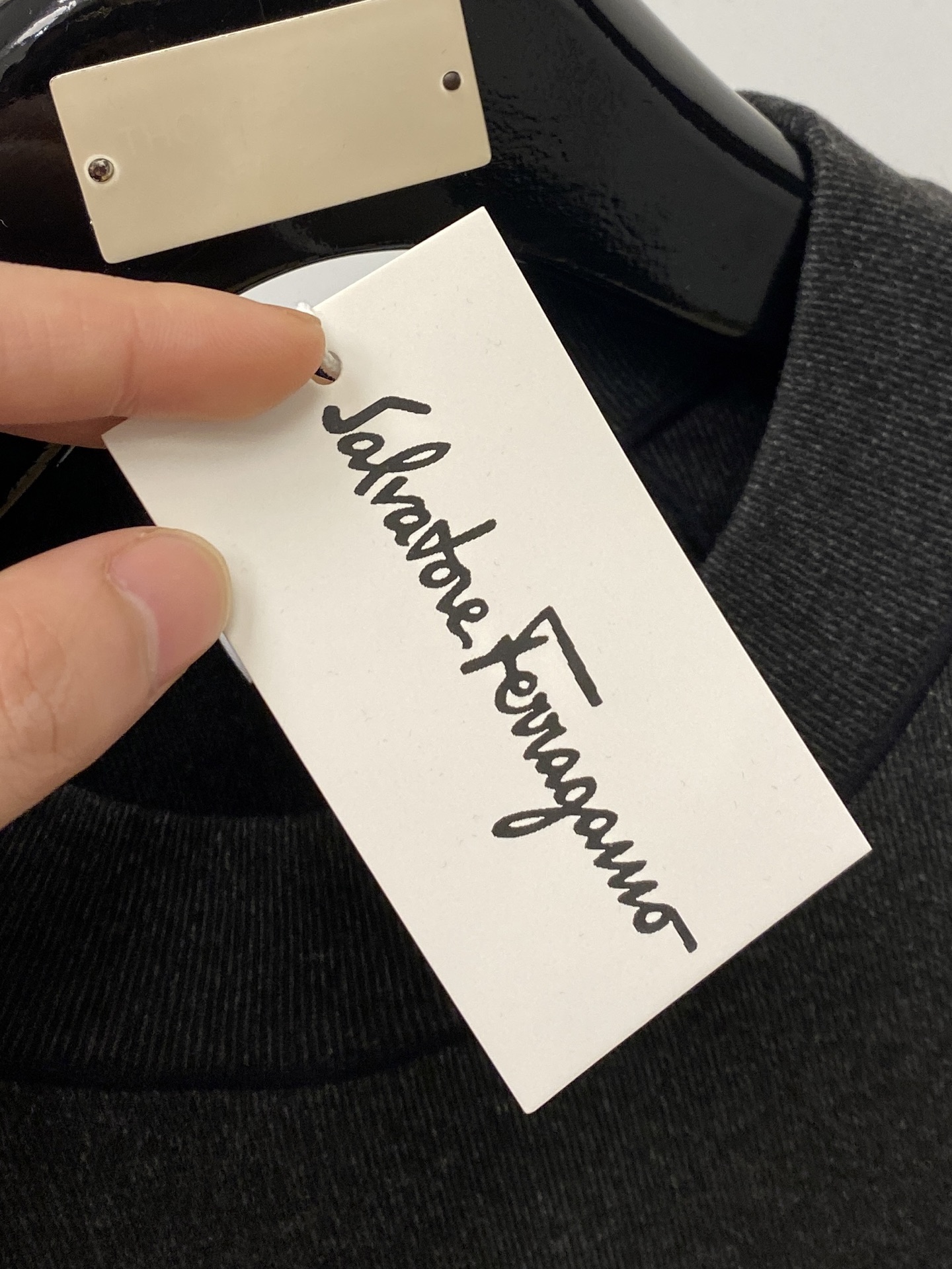 菲拉格慕、2025新品长袖卫衣，帅气时尚，胸前精致刺绣图案logo，简约百搭款。面料棉 不仅挺括，保持潮