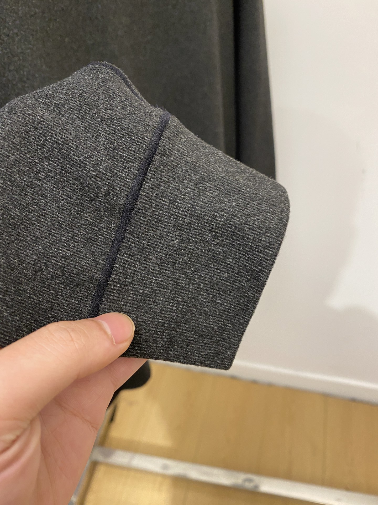 菲拉格慕、2025新品长袖卫衣，帅气时尚，胸前精致刺绣图案logo，简约百搭款。面料棉 不仅挺括，保持潮