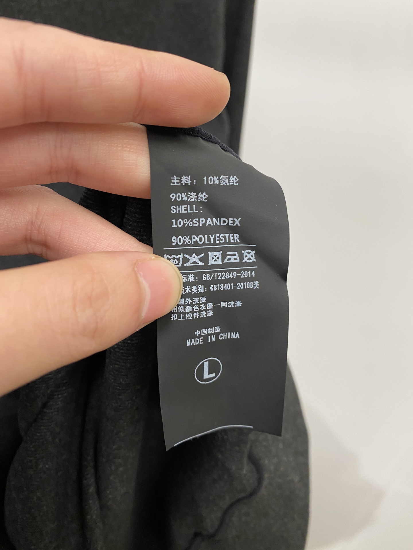 菲拉格慕、2025新品长袖卫衣，帅气时尚，胸前精致刺绣图案logo，简约百搭款。面料棉 不仅挺括，保持潮